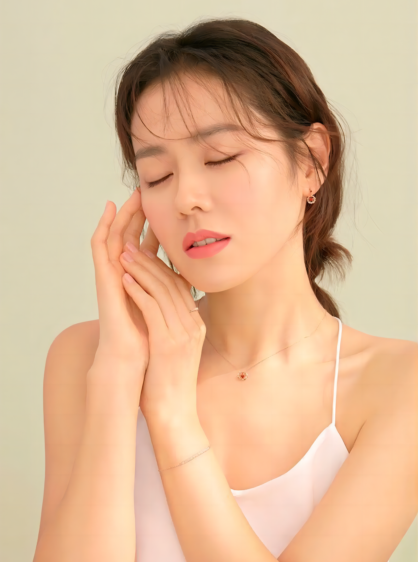 孙艺珍清秀五官气质婉约,身姿妙曼迷人,惊艳迷人!_高清图集_新浪网