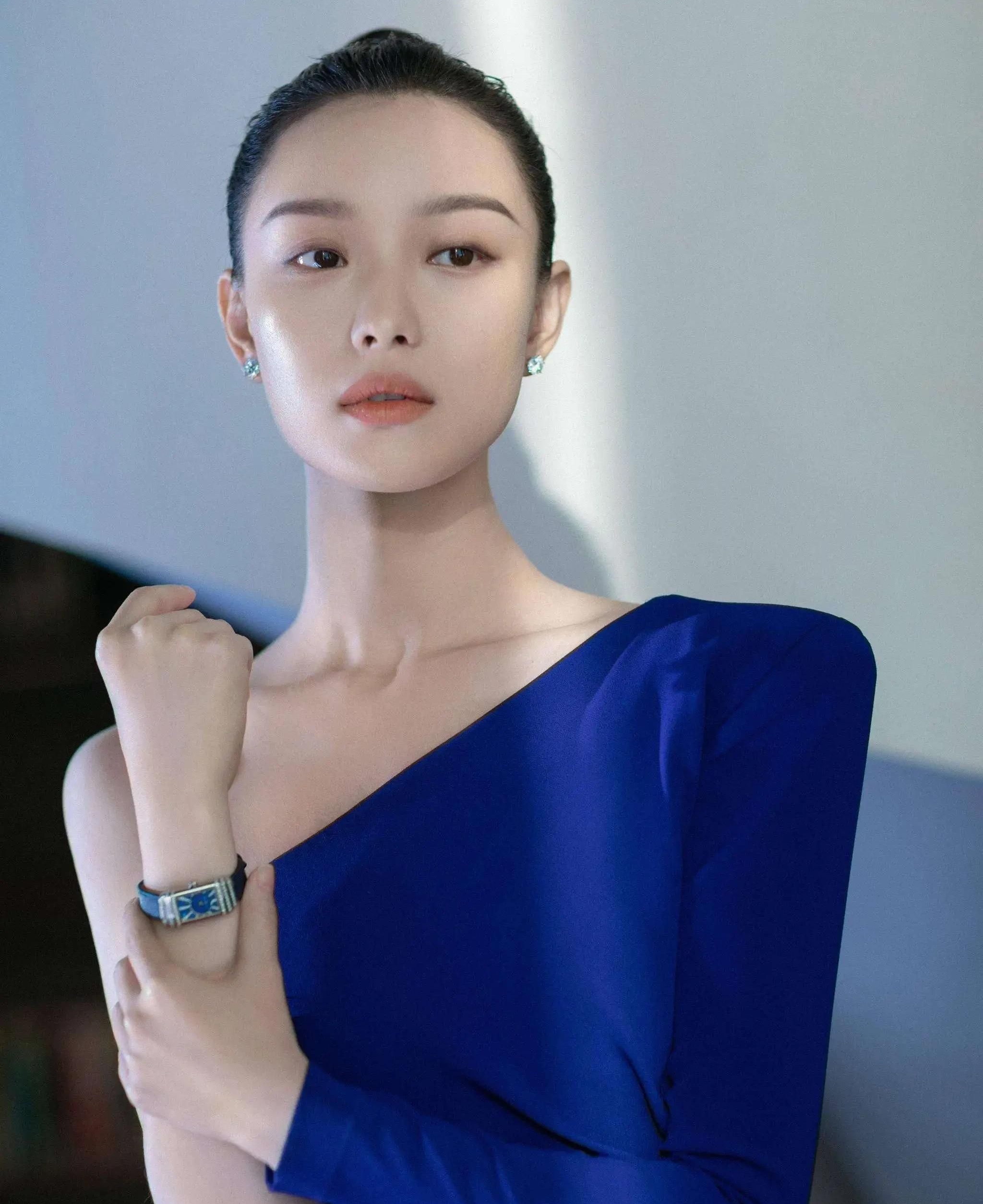 倪妮礼服优雅美照,惊艳迷人!