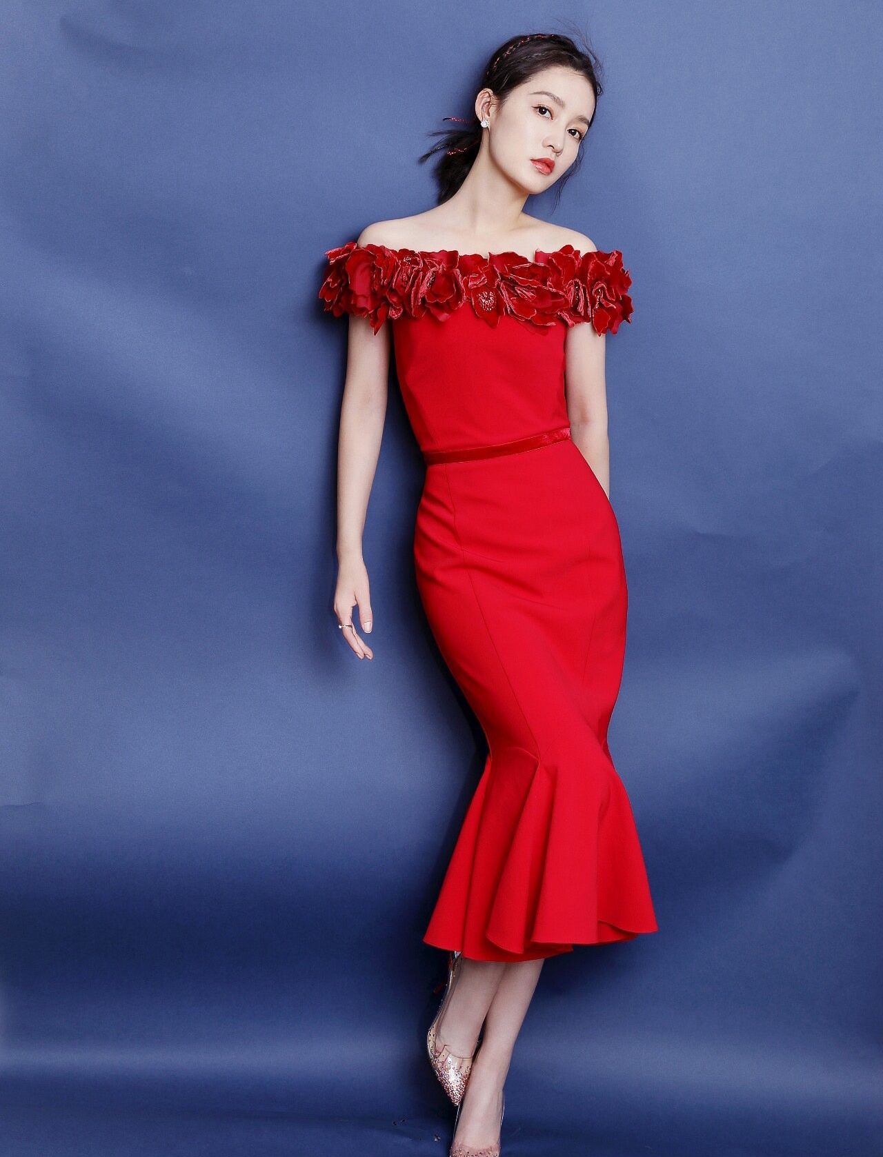 李沁一字齐肩红色连衣裙时尚写真,灵动优雅,娇俏可人!