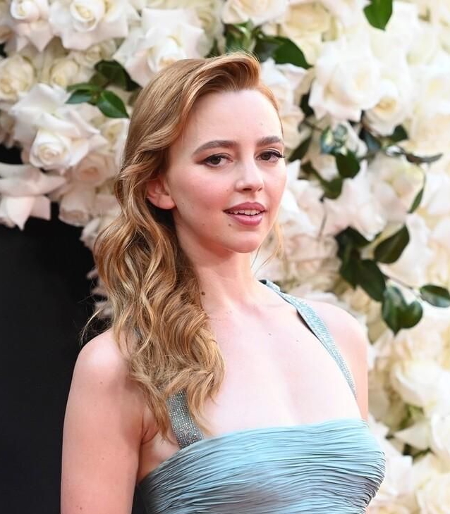 娜塔莎-巴塞特一身蓝色吊带低胸长裙,魅力动人!__财经头条