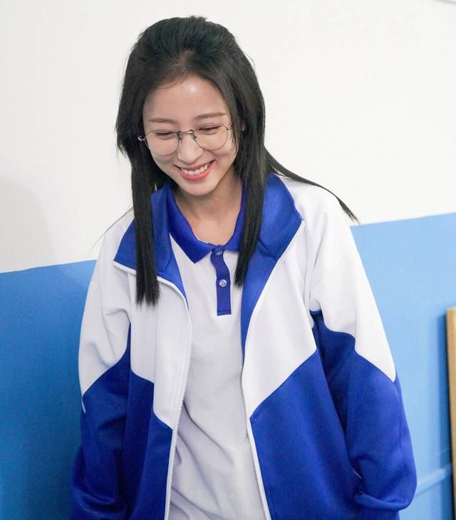 周雨彤学生服高搞怪写真!__财经头条