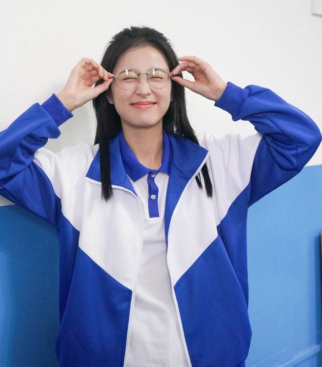 周雨彤学生服高搞怪写真!__财经头条