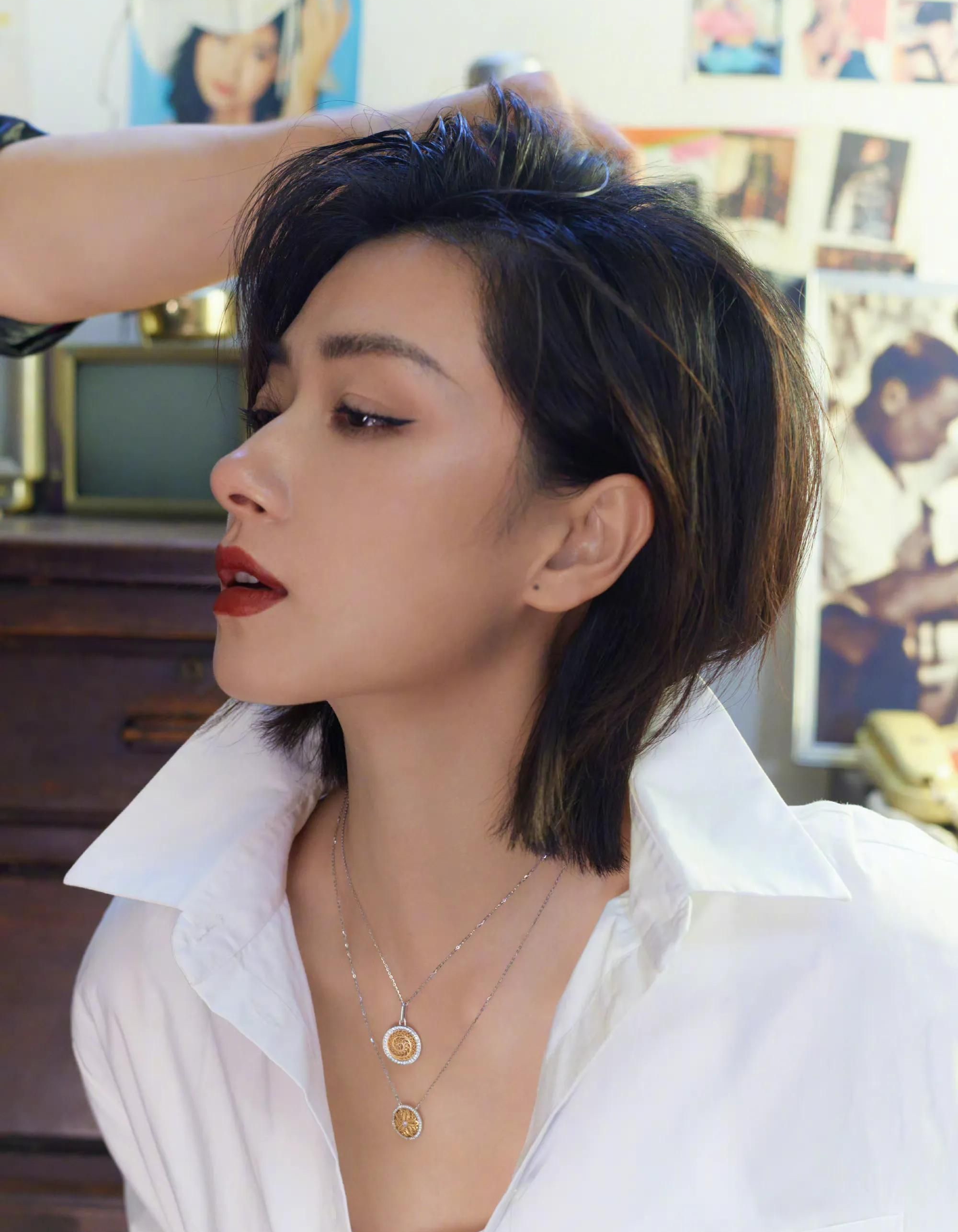 万茜老长沙复古摩登大片,红唇短发又酷又飒,明艳动人!