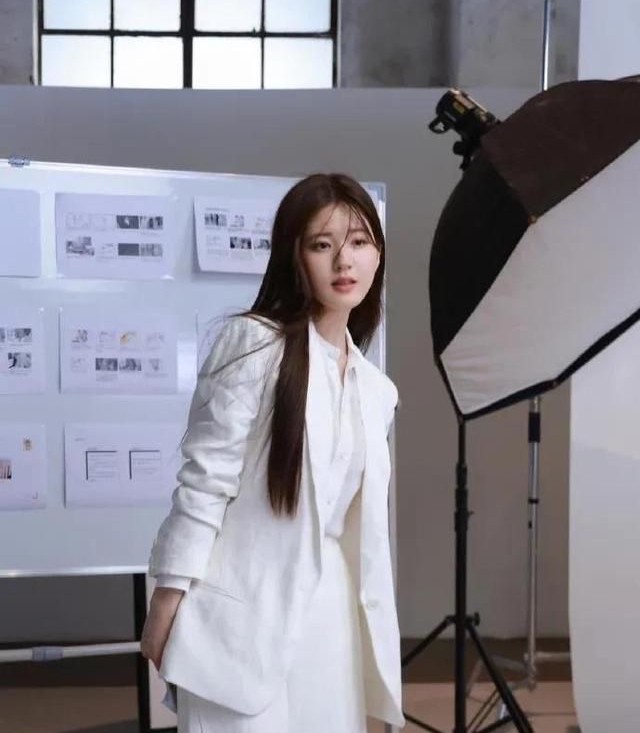 赵露思一改甜美风格,穿白色西装颇有职业范!__财经头条