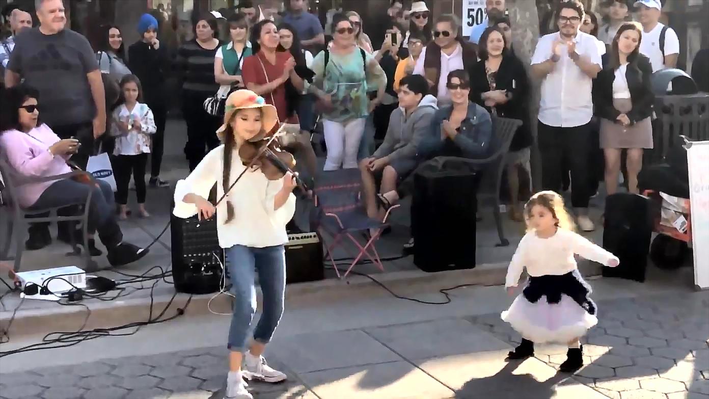 街头表演 小提琴演奏 小女孩气场很强大