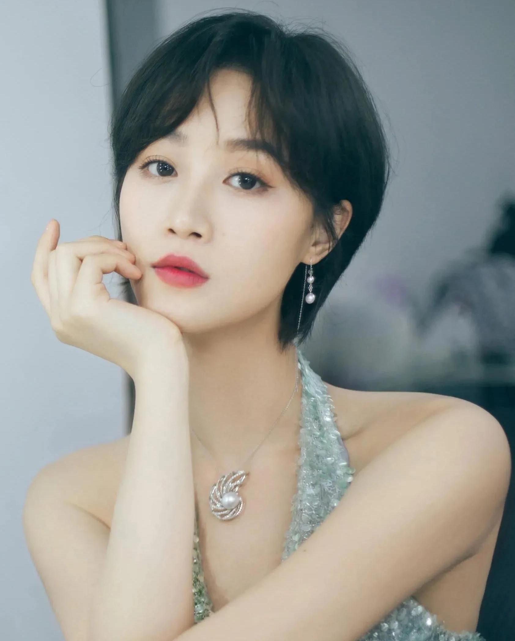 青春靓丽的蓝盈莹甜美可爱楚楚动人的写真照