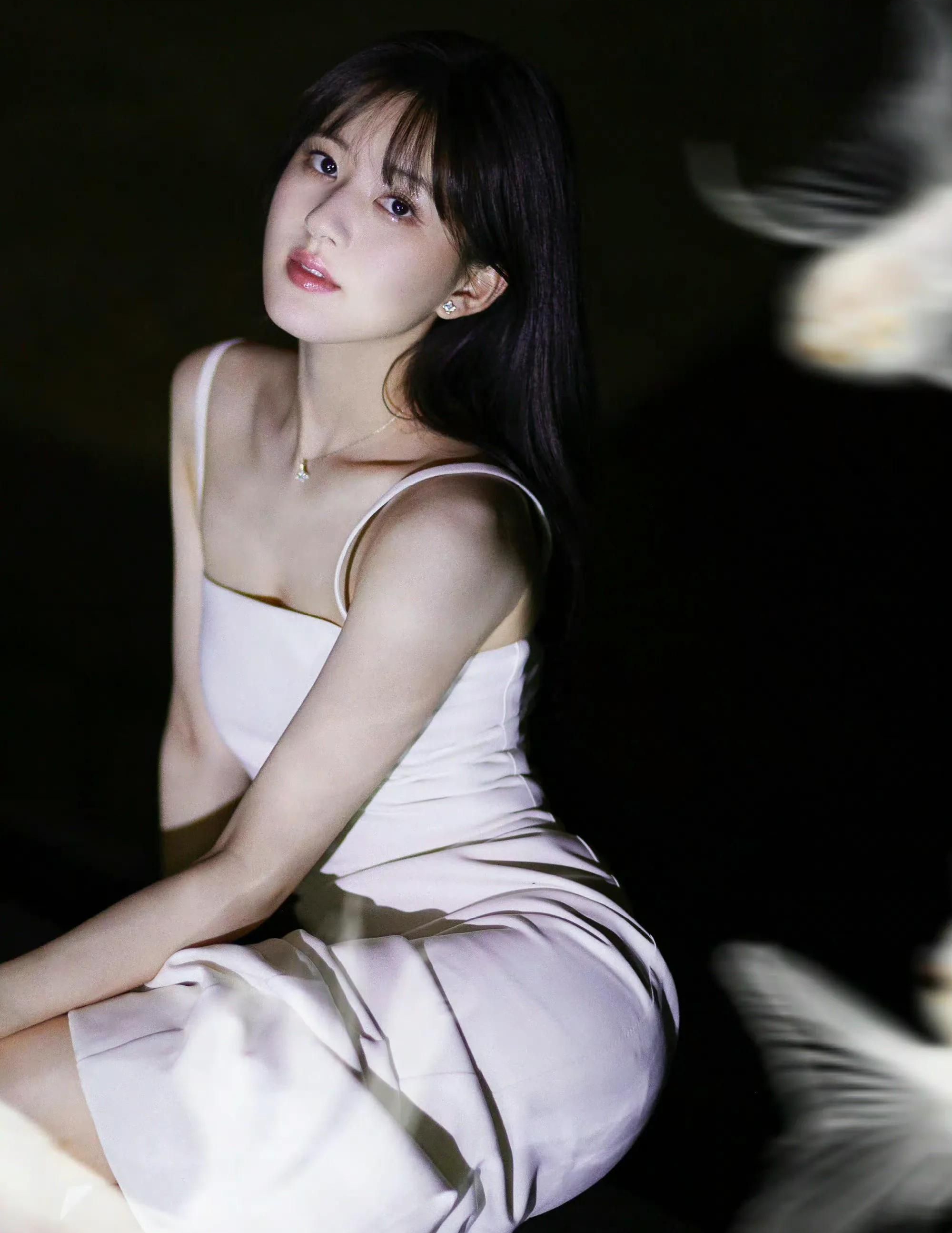 赵露思一袭白色吊带裙,清新唯美,明媚温柔!_高清图集_新浪网