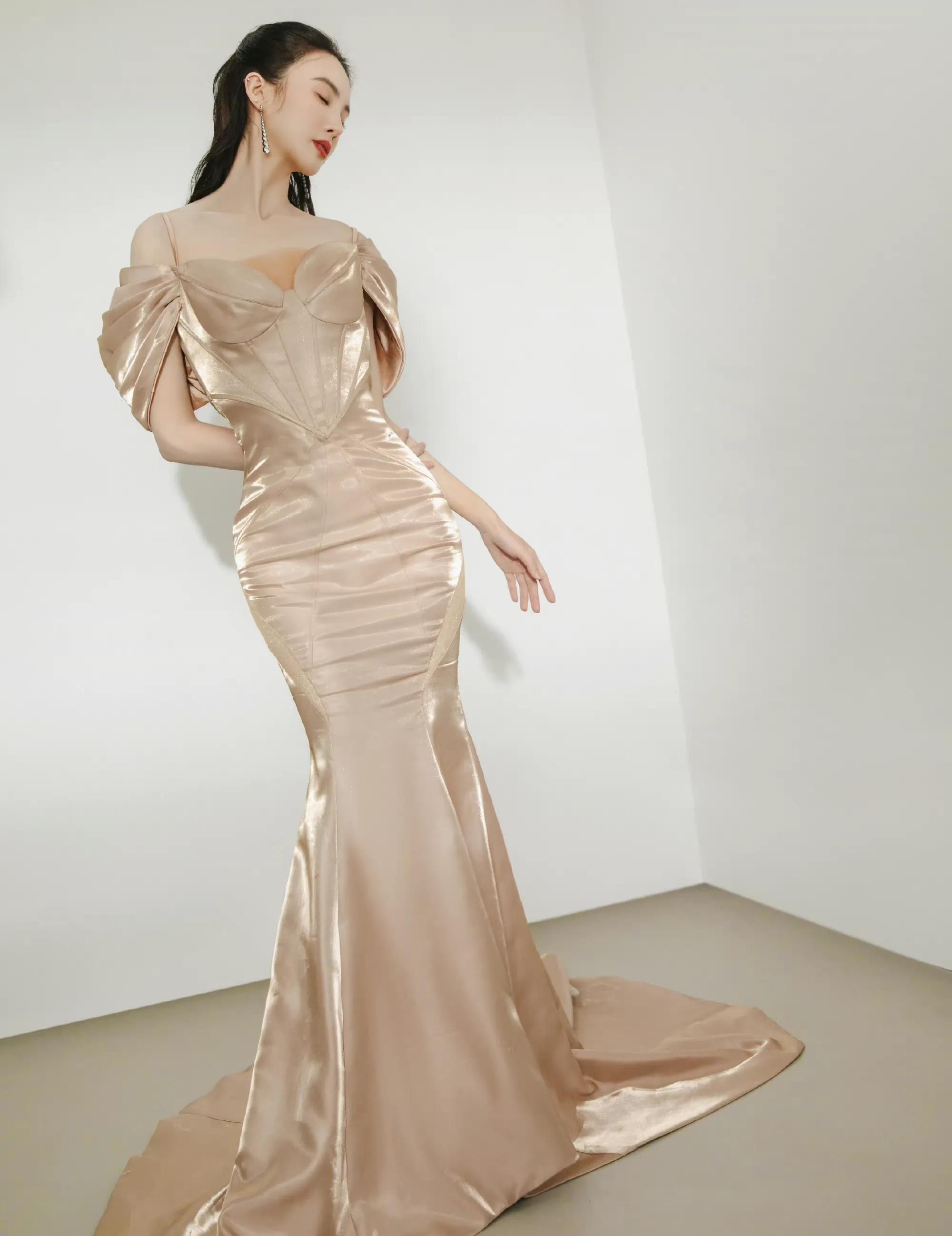 金晨穿裸色露肩鱼尾礼服勾勒婀娜曼妙身材,优雅高贵,惊艳迷人!