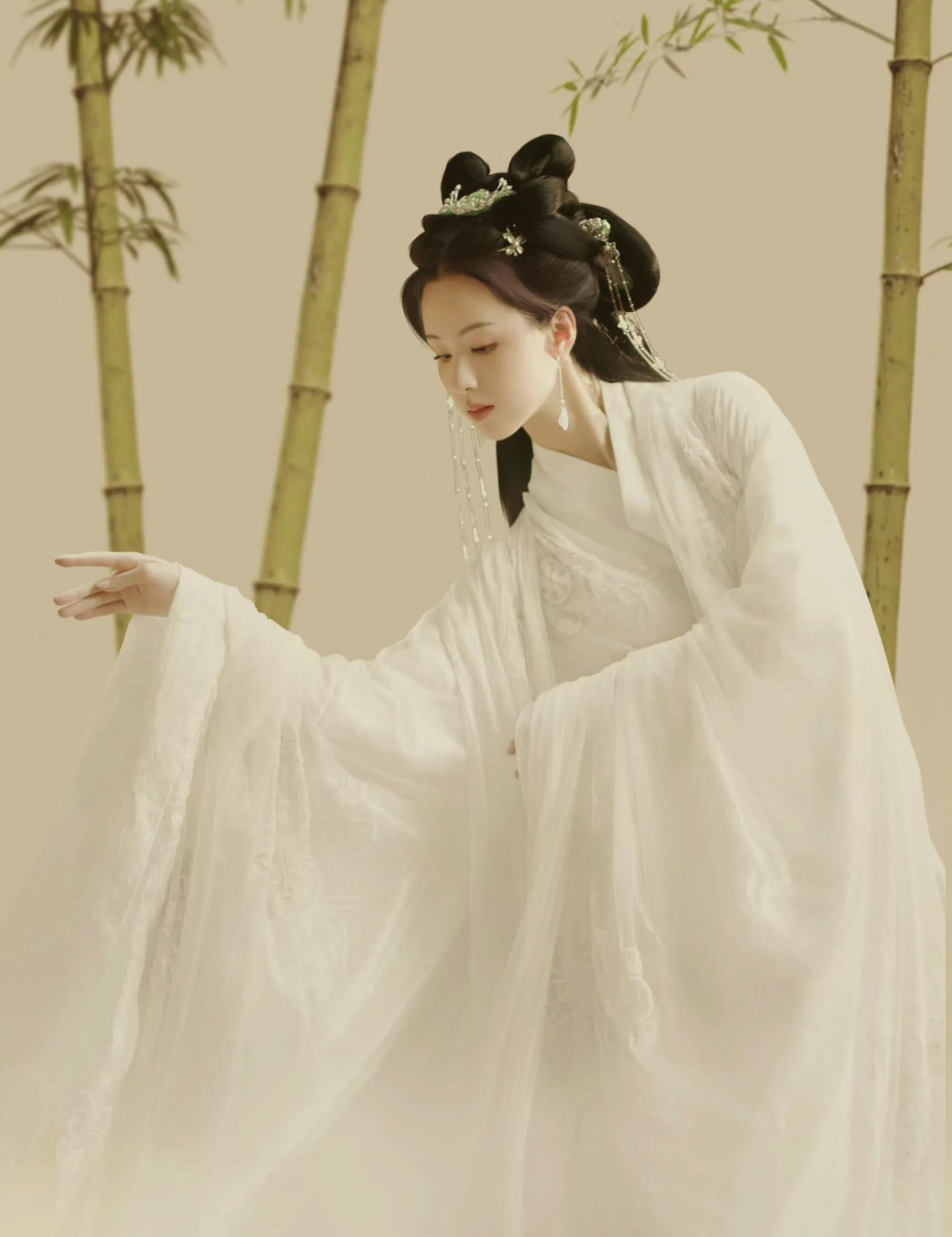 陈都灵白衣古装造型美如画 眼含泪水让人看了心疼-搜狐大视野-搜狐新闻