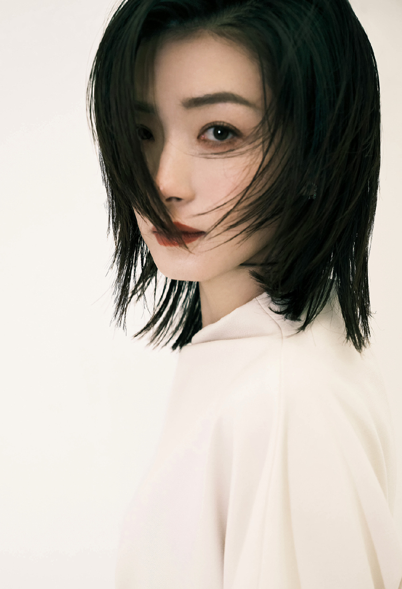 万茜精致的五官,邻家姑娘的甜甜笑容,楚楚动人!__财经头条