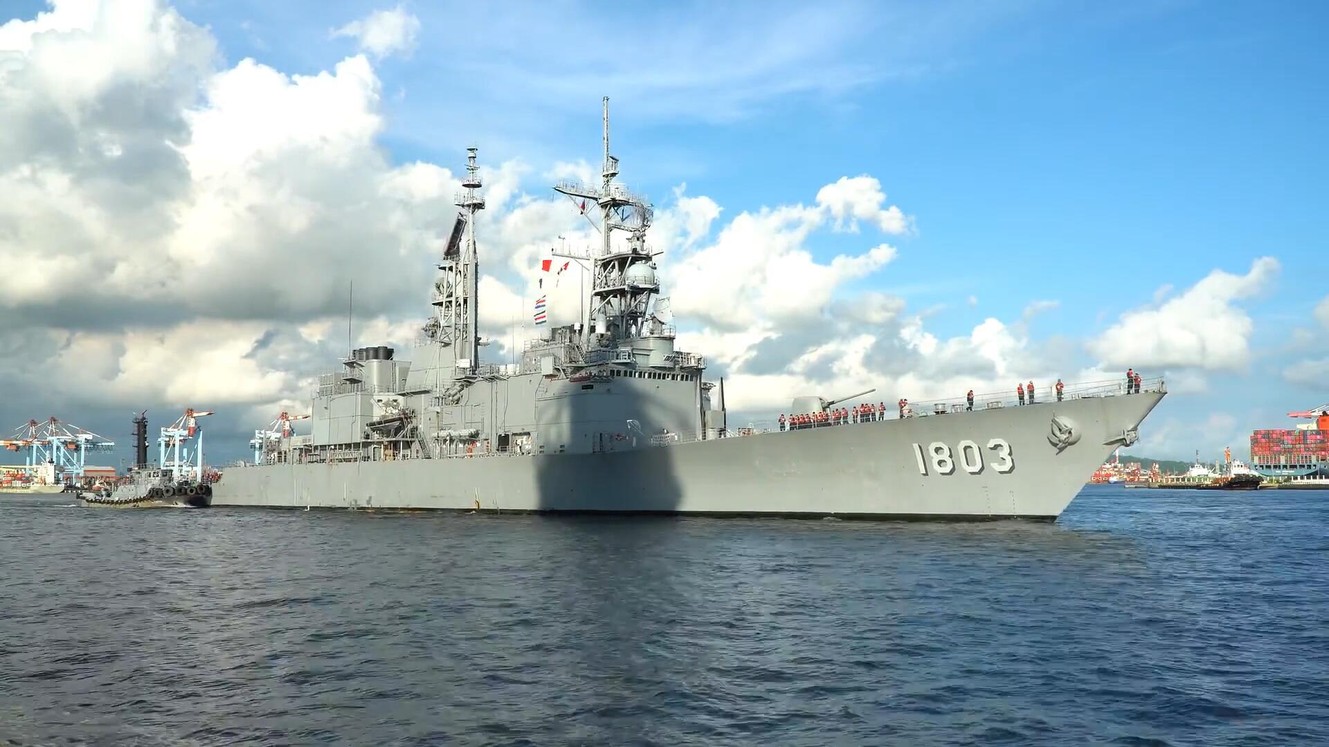 基隆级驱逐舰左营舰,离开高雄港的镜头!