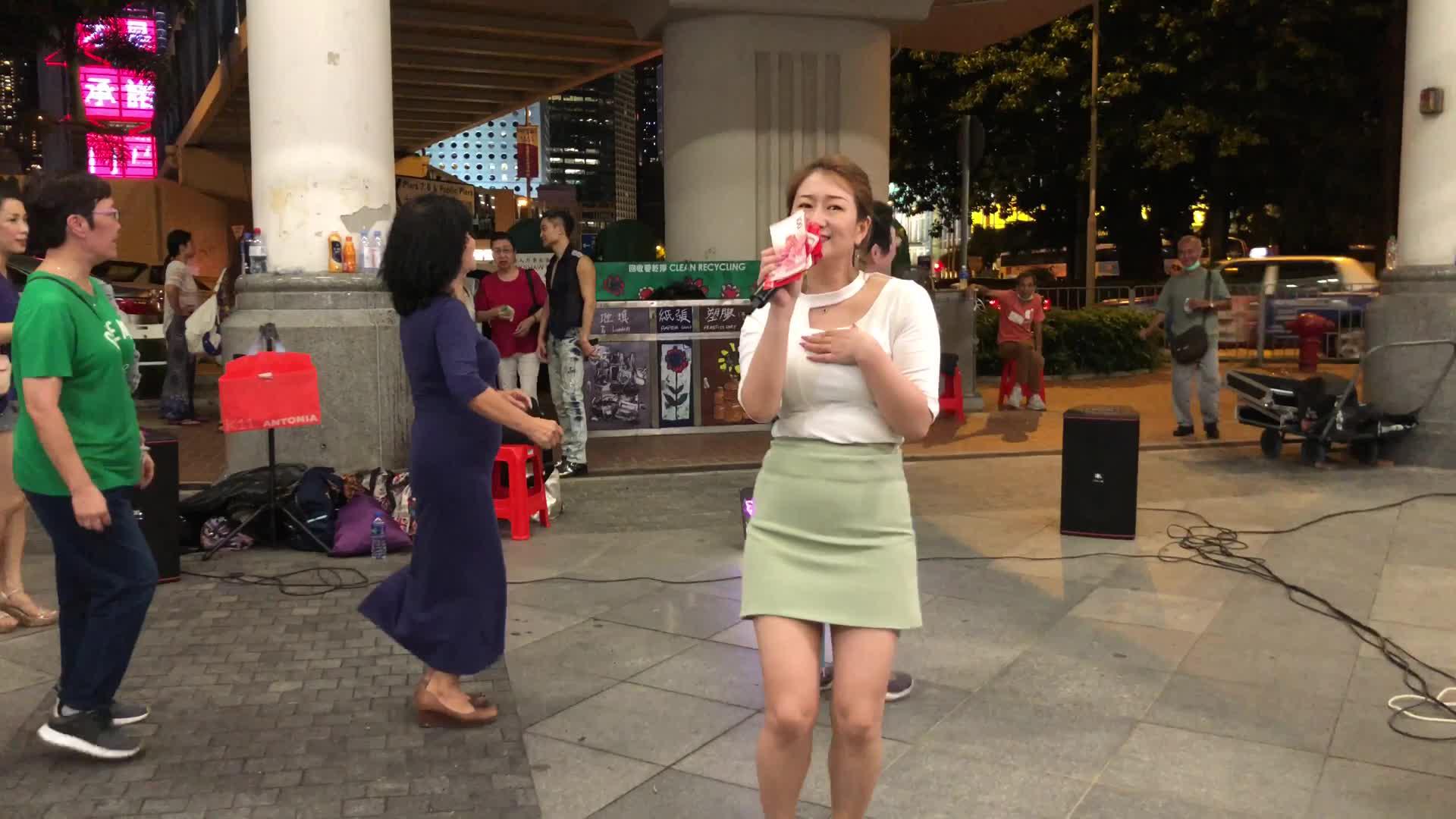 香港街头歌手芯仪图片