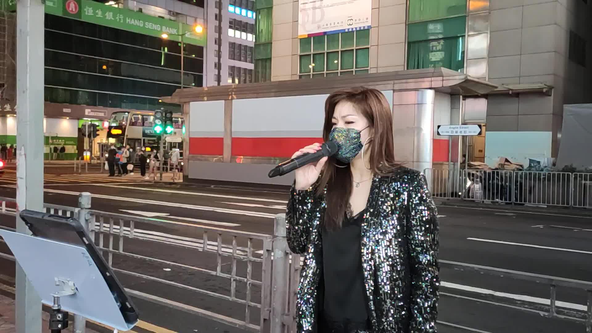 女歌手芯妮街头献唱一首《可可托海的牧羊人》动感好听极了