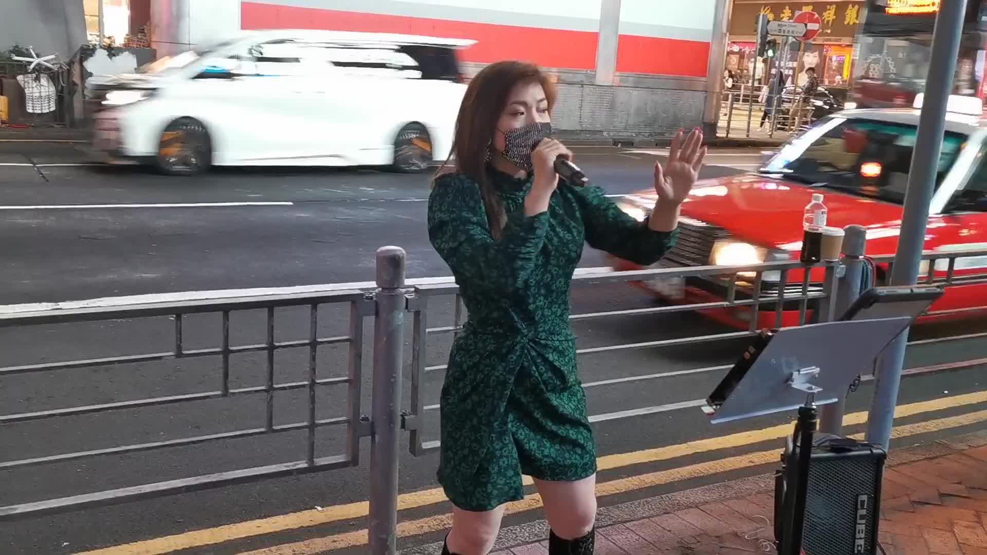 街头女歌手芯妮献唱老歌《信天游》经典好听