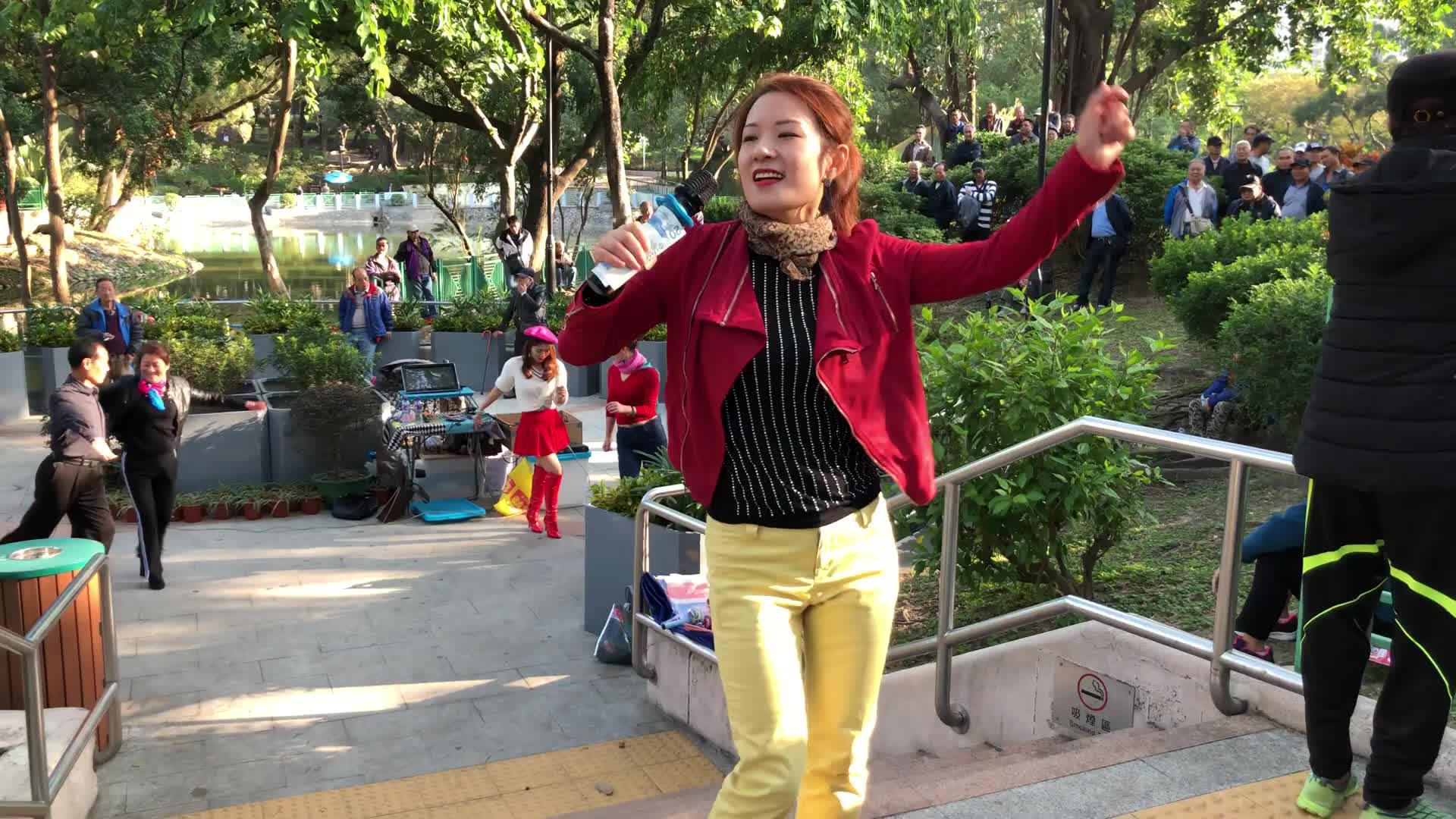 街头艺人妙妙演唱徐小凤一首经典粤语歌曲《风的季节》太好听了