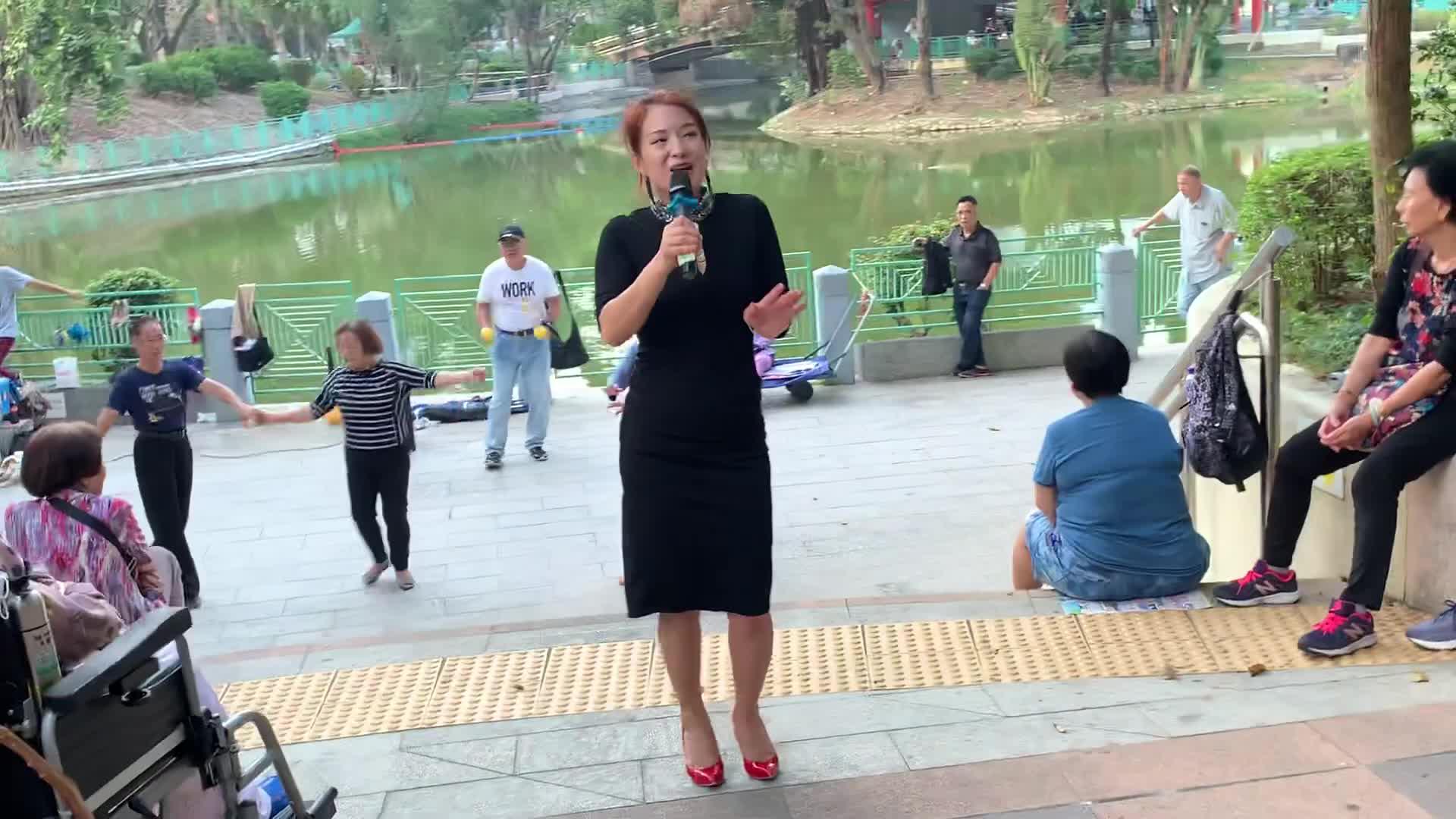 街头艺人妙妙演唱《一晃就老了》歌声轻快好听