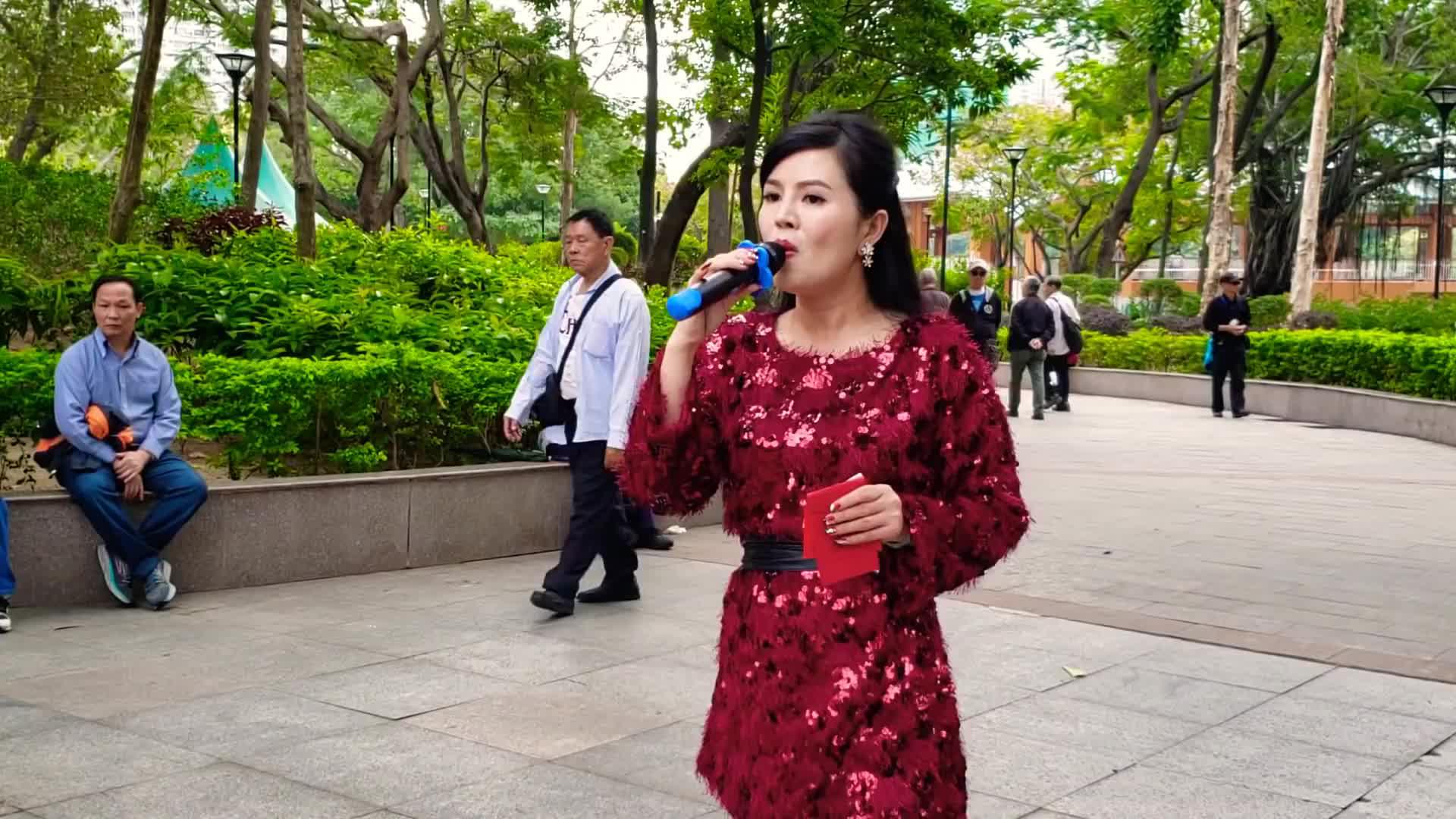 街头艺人小红翻唱《永远放你在心底》好听极了