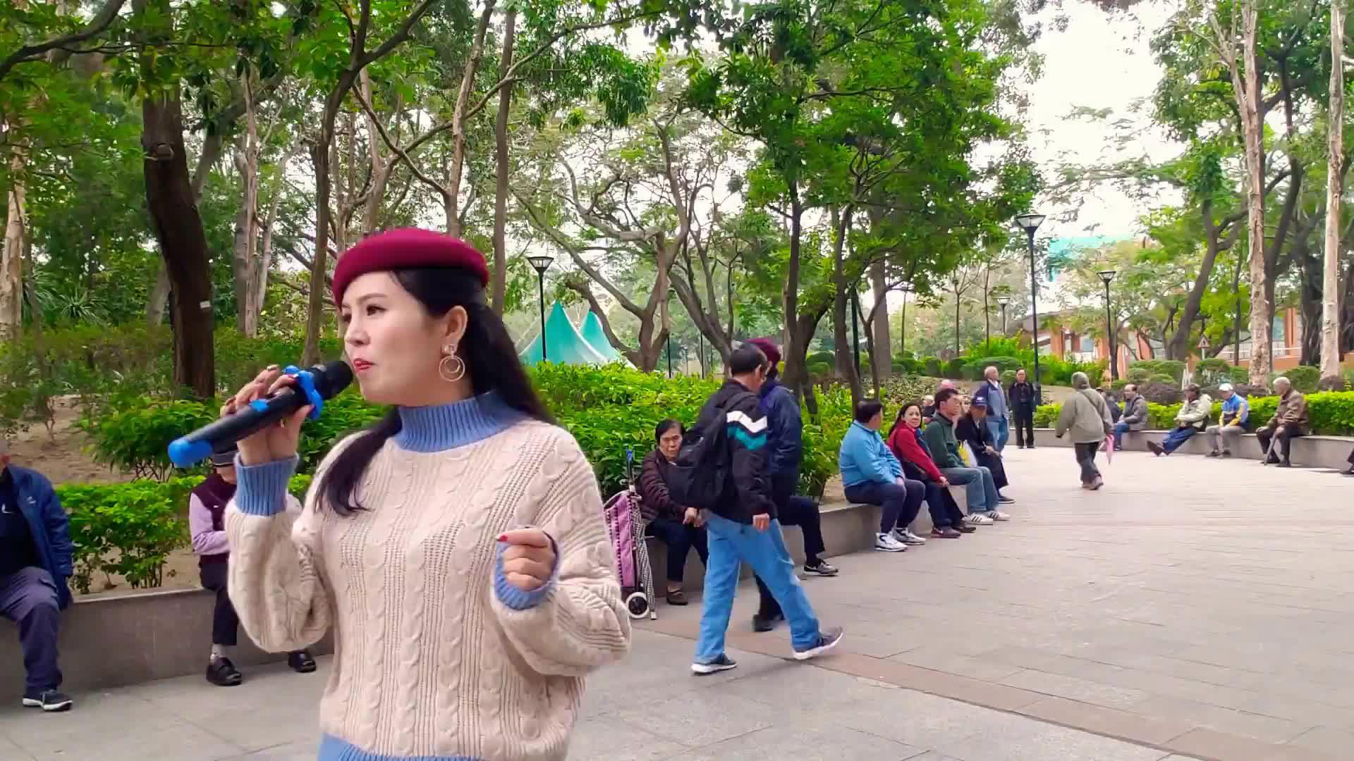 街头艺人小红演唱一首《你到底爱谁》好听极了