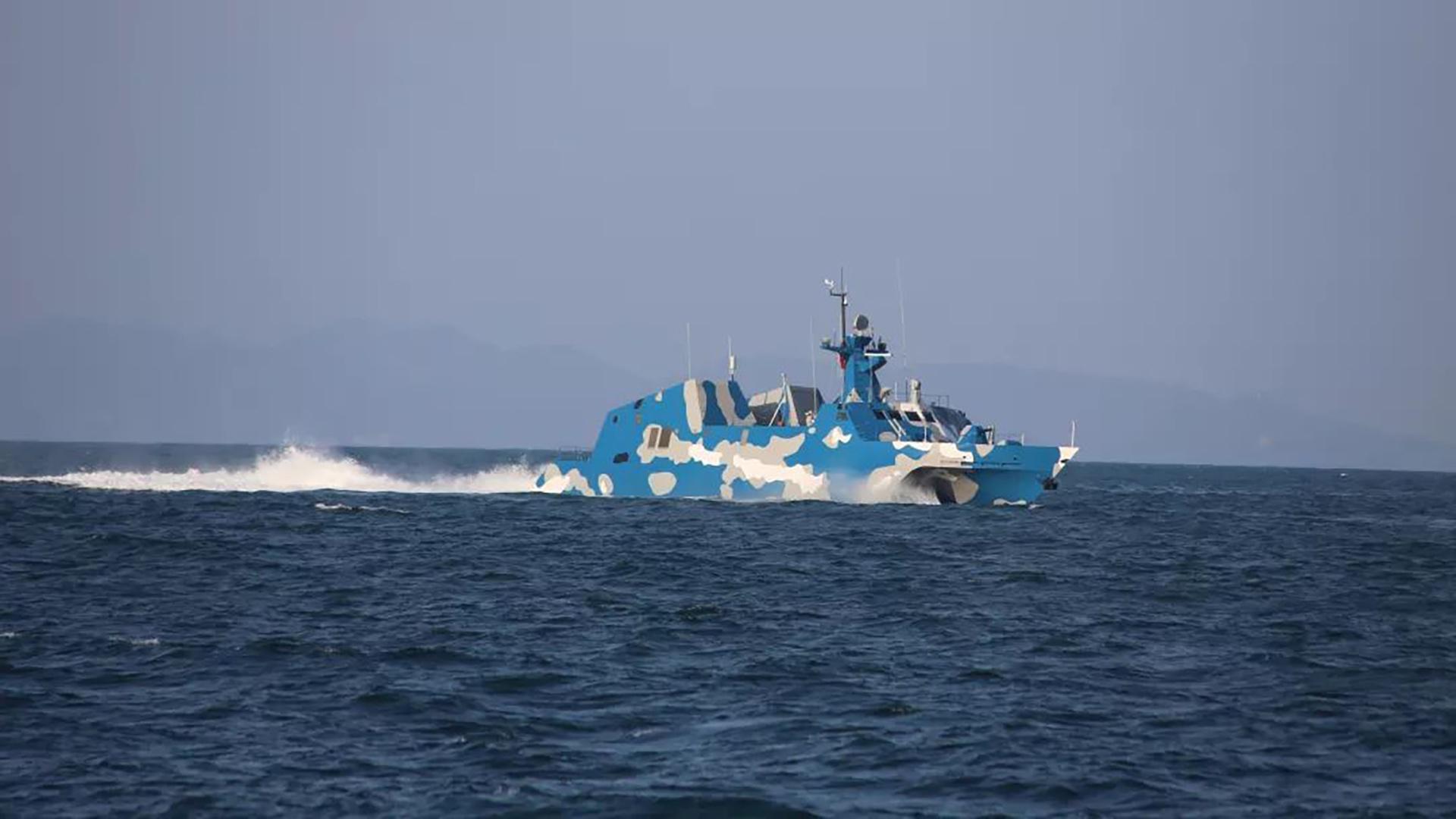 记者带你探秘"海上飞鲨"22型导弹艇!