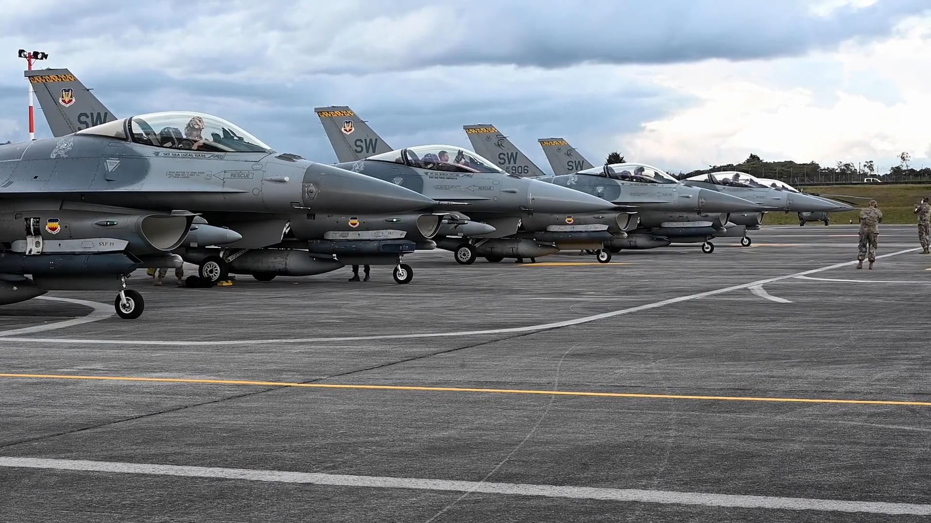 美国空军f-16战斗机降落在哥伦比亚里奥内格罗机场参加联合军演