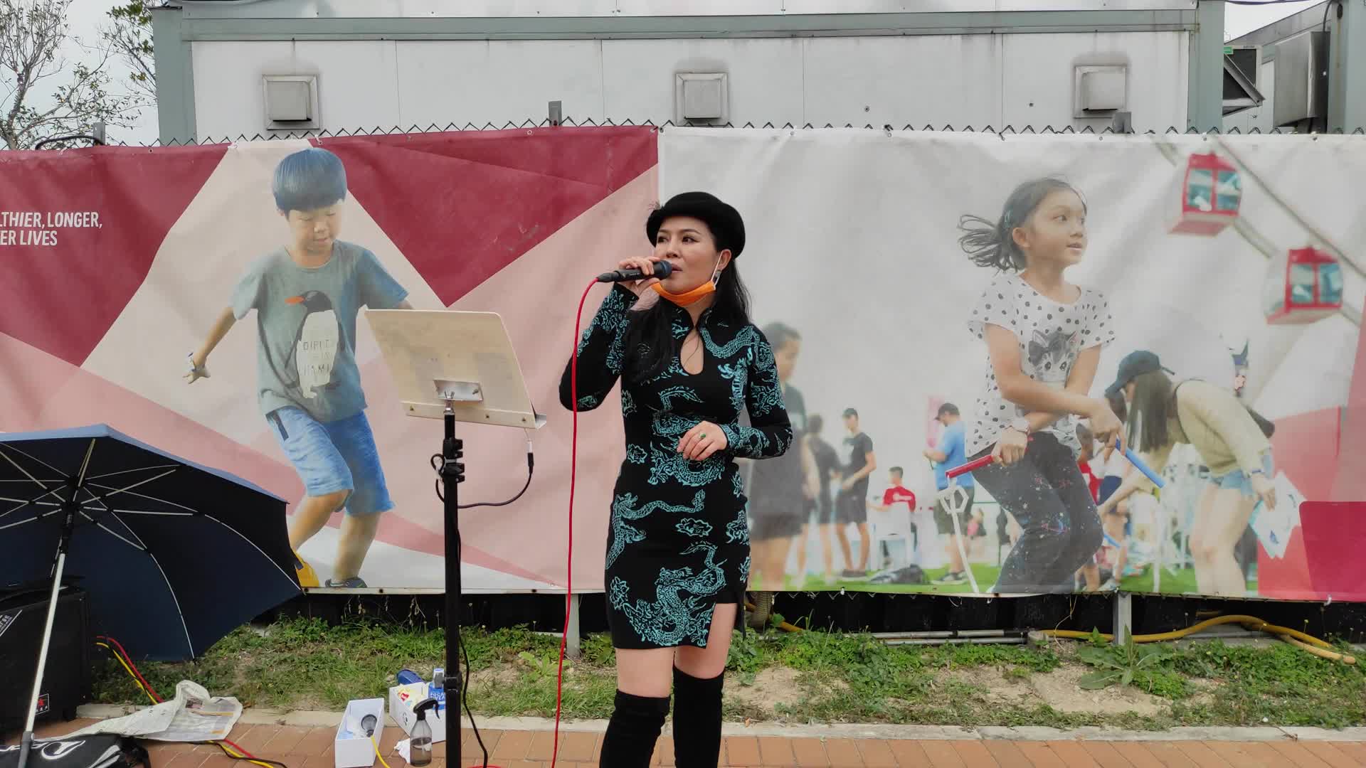 街头艺人小红歌唱粤语《甜言蜜语》好听,粉丝打赏