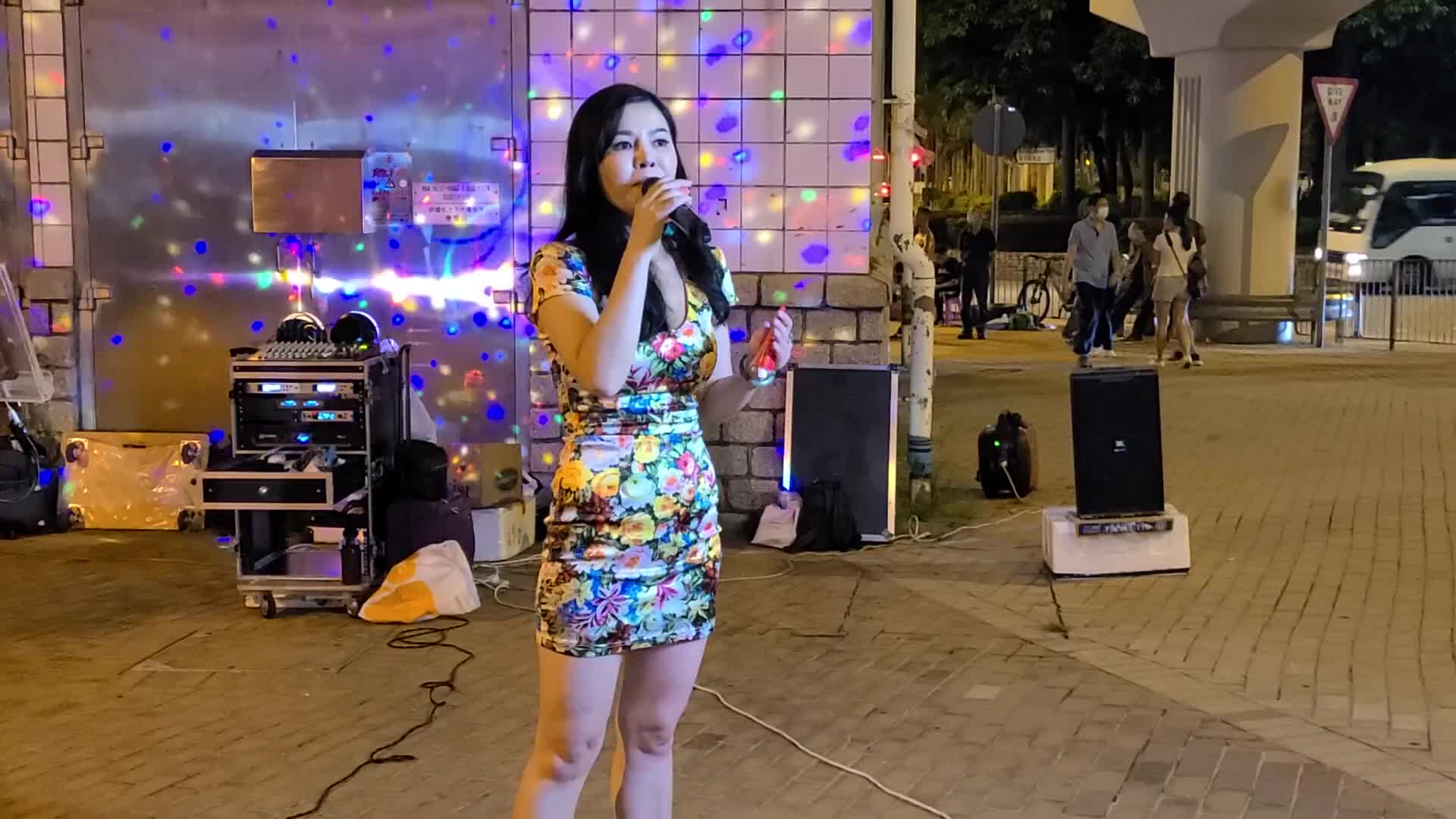 街头艺人小红歌唱《不了情》经典好听,粉丝打赏