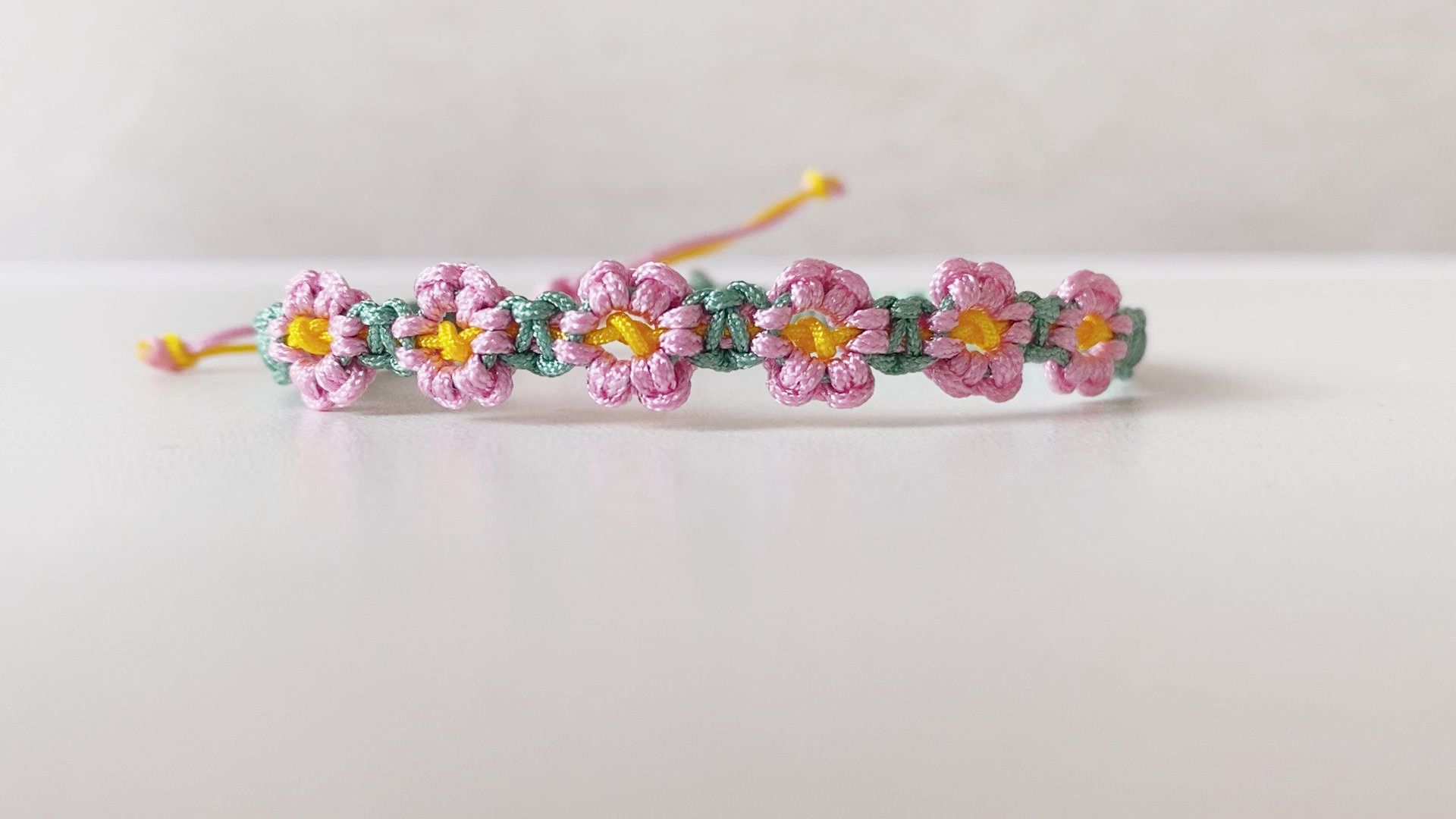 手工绳编教程,一条漂亮的小雏菊手链!