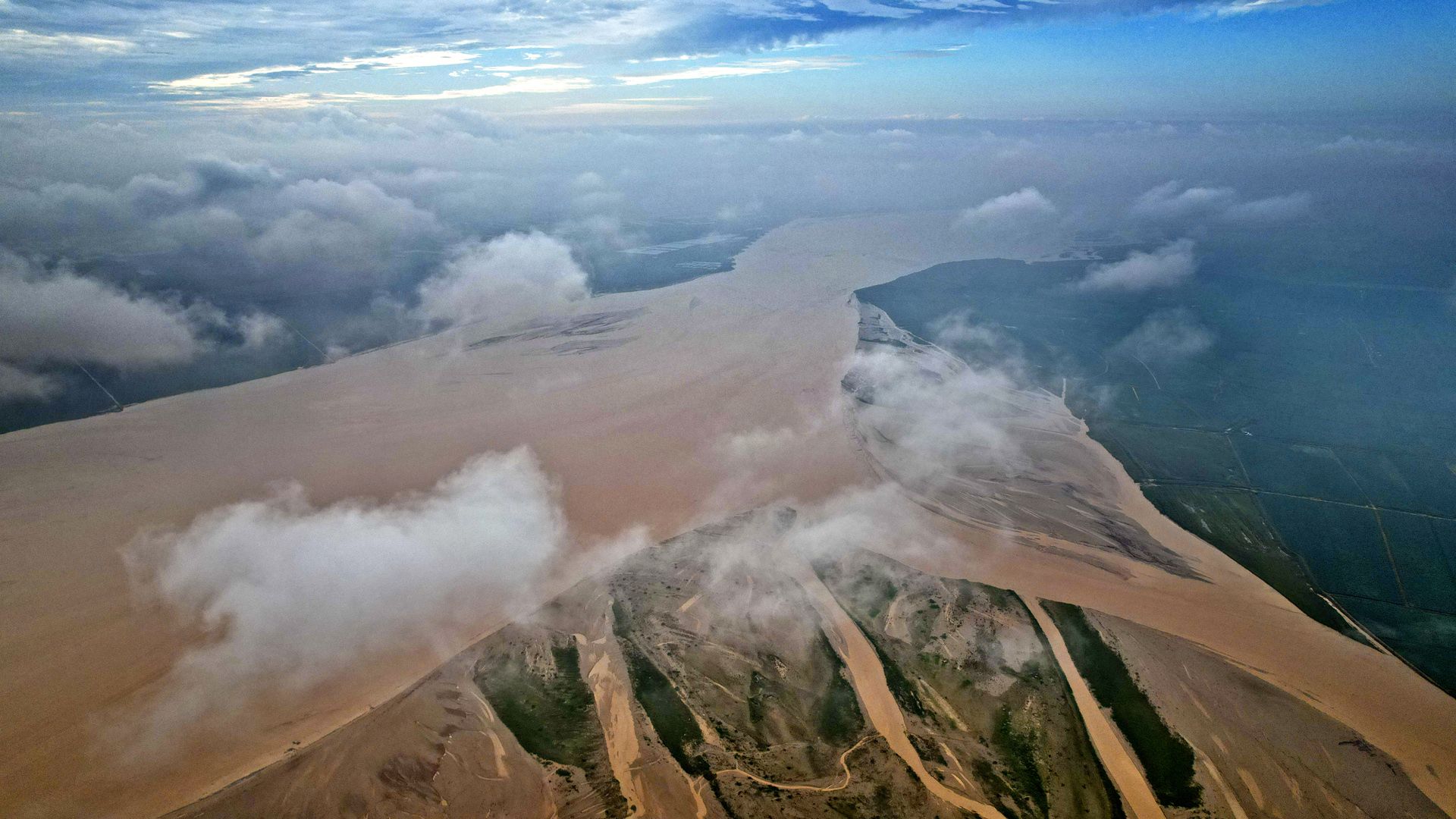 秋雨过后黄河小北干流云雾缭绕无人机穿云真过瘾