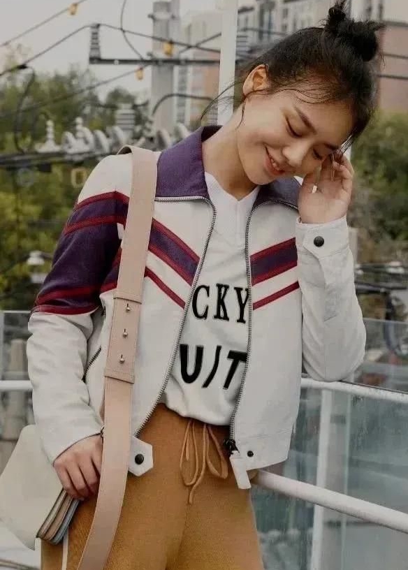 马思纯丸子头青春有活力,圆圆的眼睛显得特别有神!__财经头条