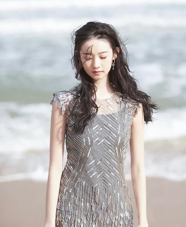 青春靓丽的张亦凡,美艳动人,尽显迷人风姿!__财经头条