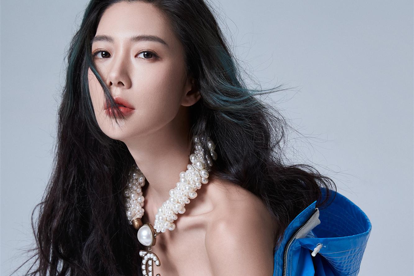 克拉拉写真大片曝光 清纯性感展现矛盾魅力