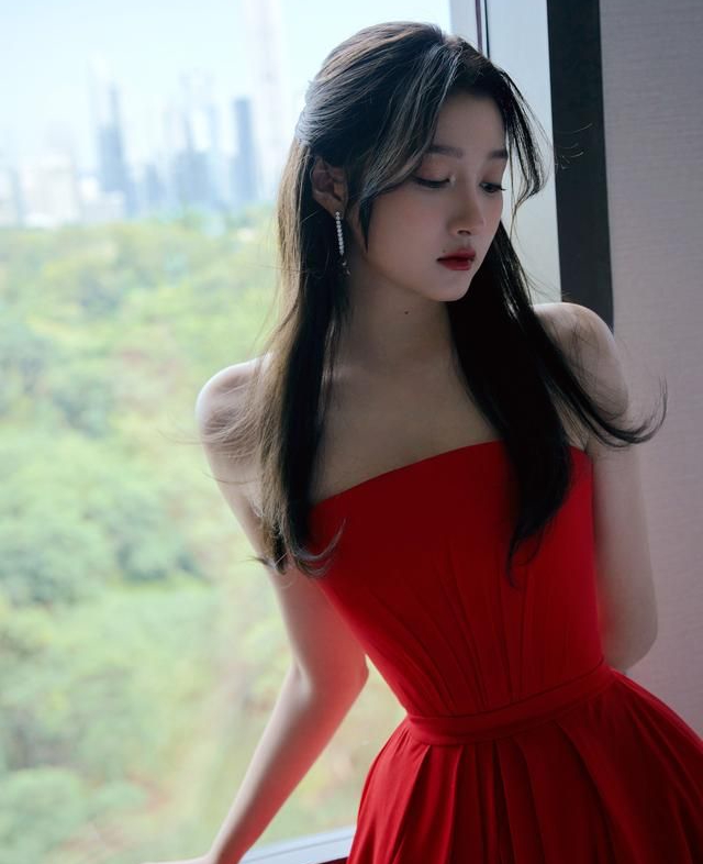 关晓彤,大红色连衣裙写真!_高清图集_新浪网