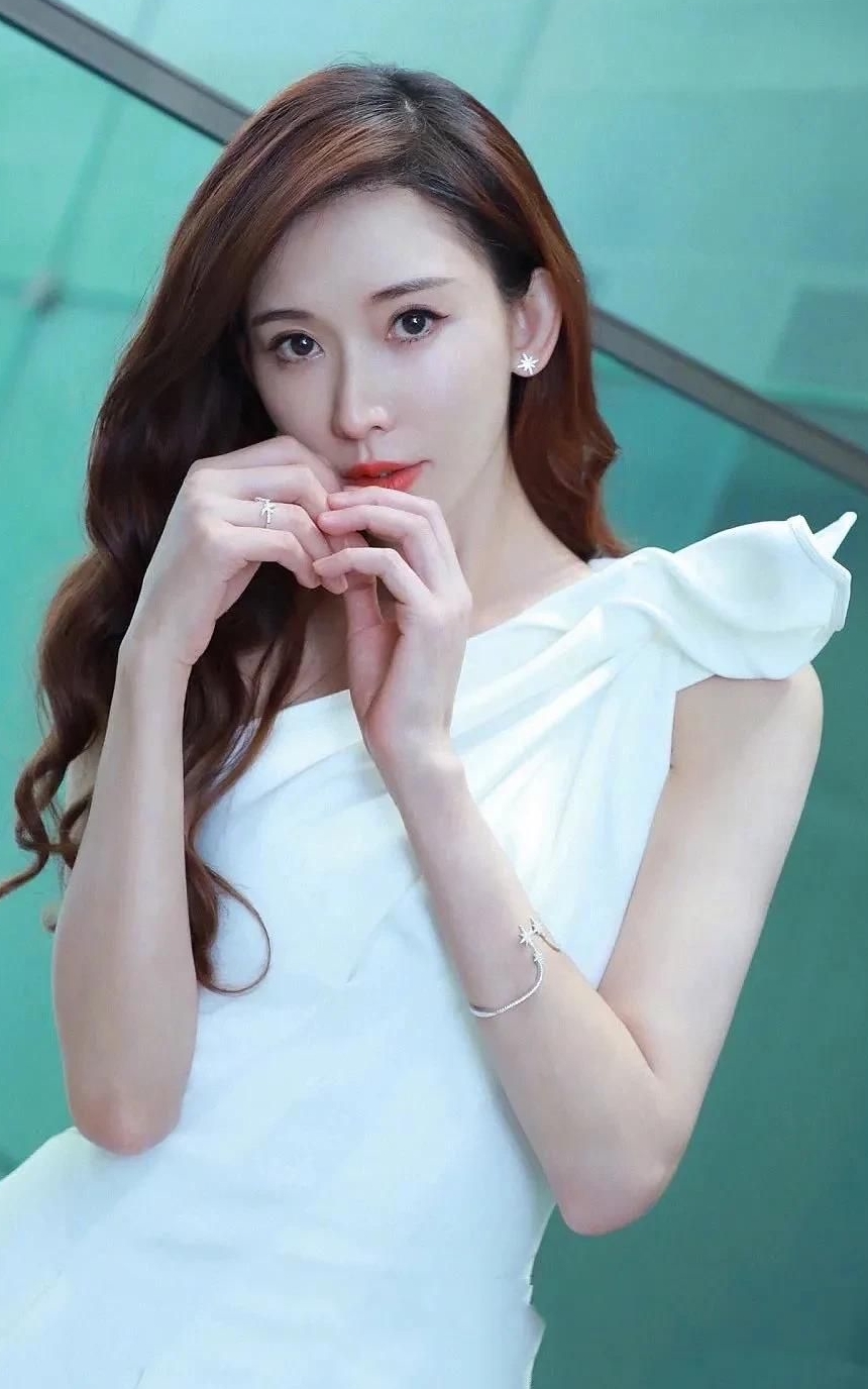 林志玲肤白貌美俏丽写真时尚俏丽