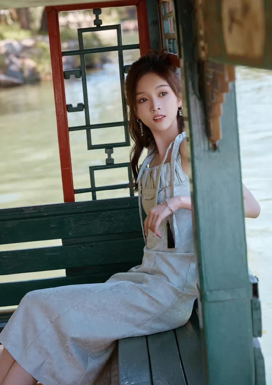 吴宣仪旗袍造型素雅温婉气质一绝