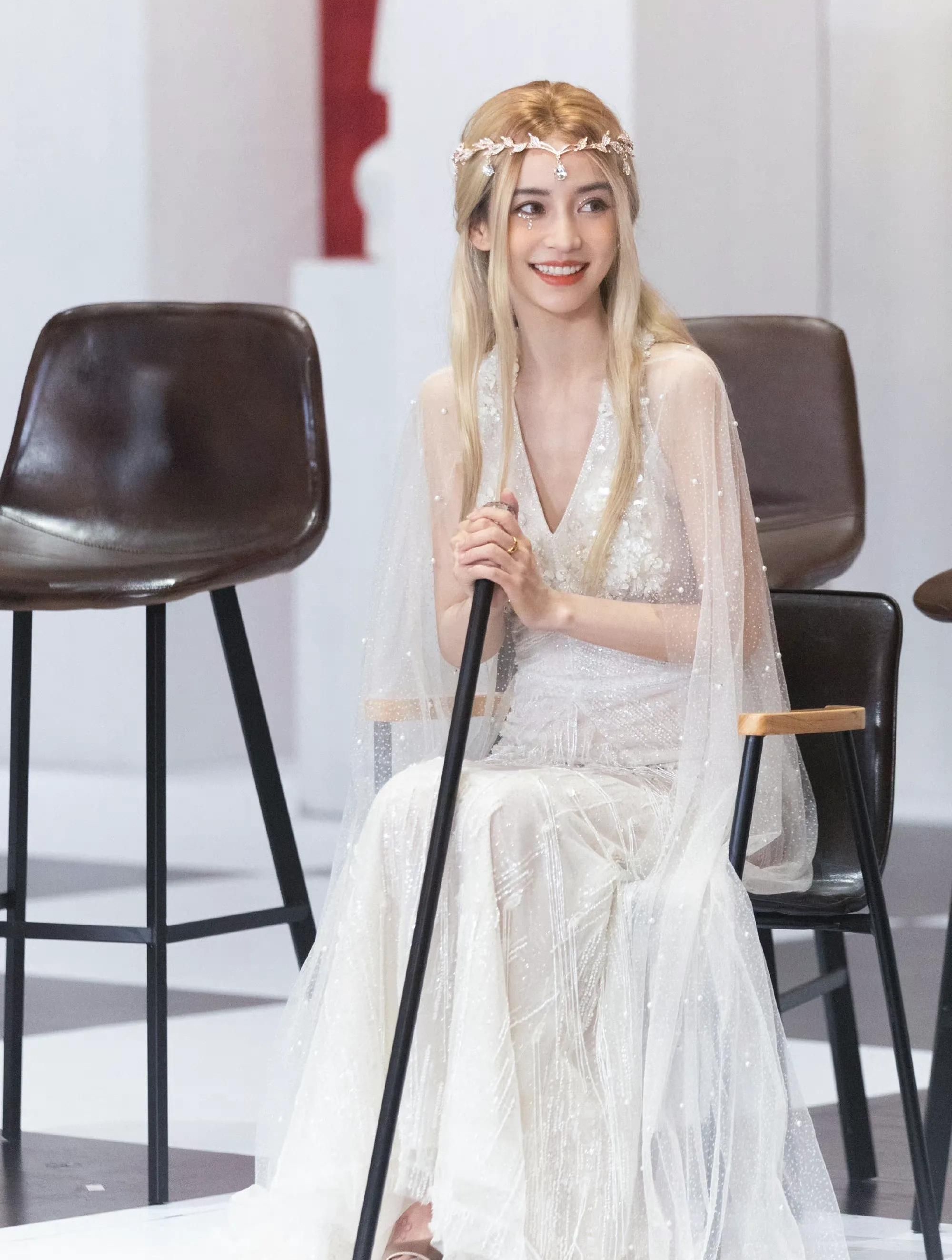 angelababy一袭白纱裙,芳菲妩媚,楚楚动人!