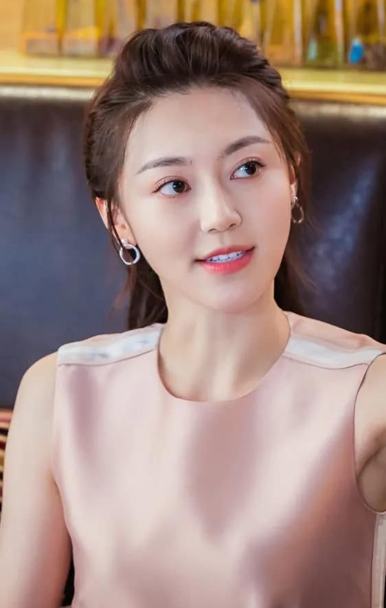 人气女星黄梦莹魅力可人