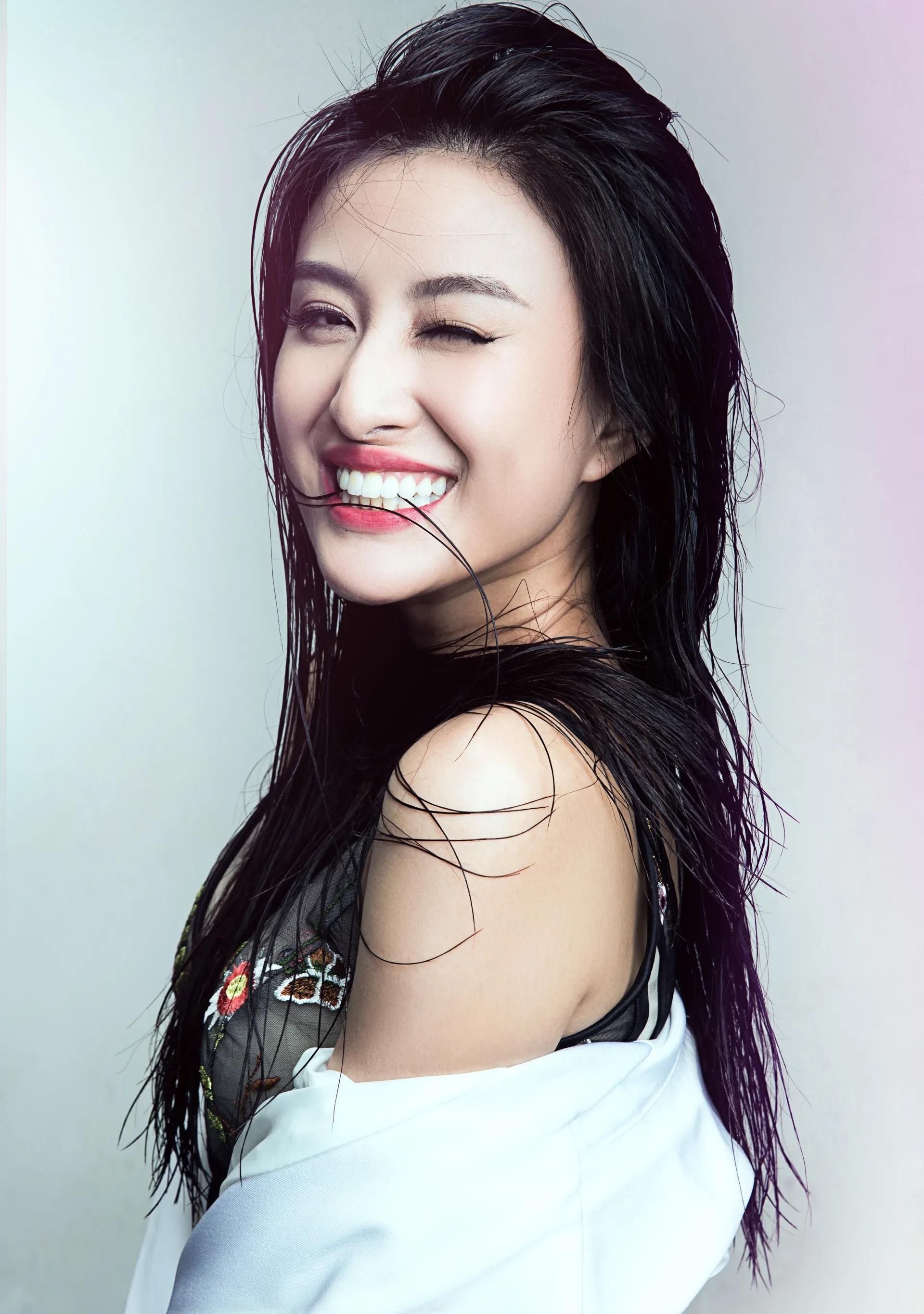 陆莹:惊艳迷人,时尚魅力气质写真!__财经头条