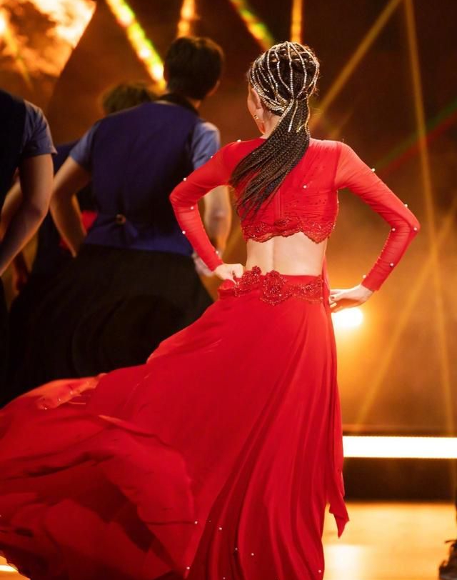 佟丽娅民族服饰时尚舞台照!__财经头条