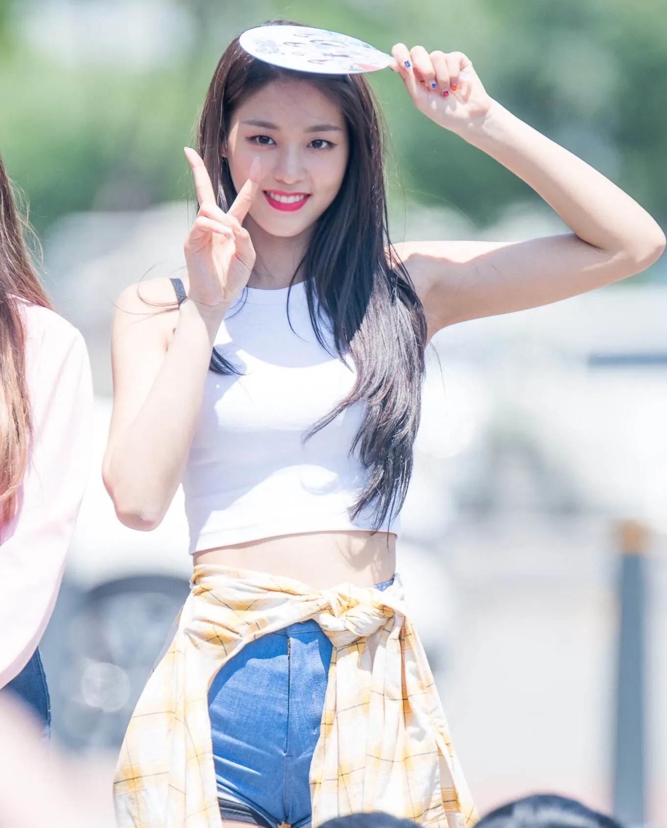 金雪炫紧身短裤洋溢着少女的魅力,可爱迷人!_高清图集_新浪网