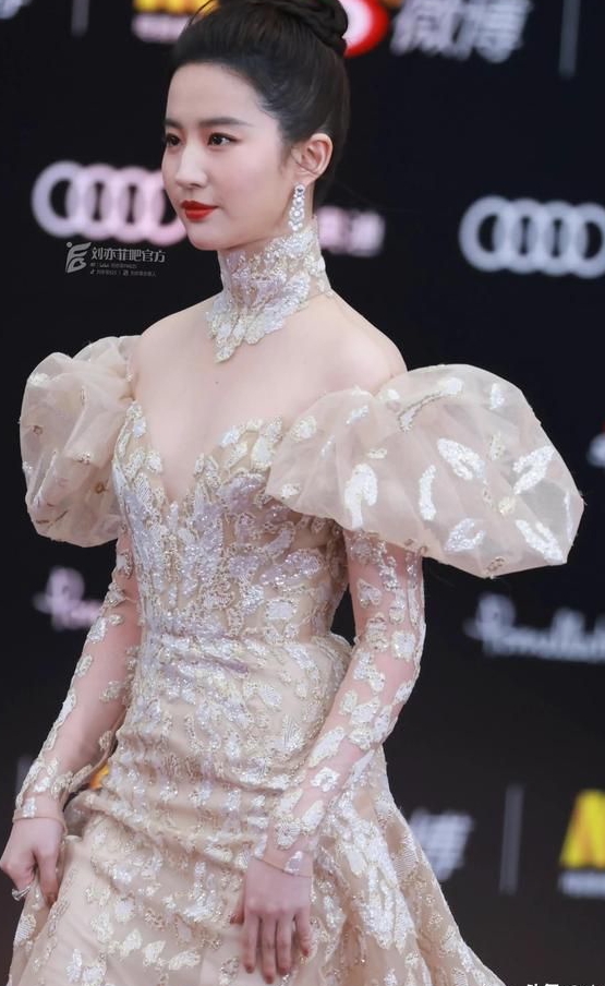 刘亦菲,金色刺绣抹胸礼服,盘发束腰!_高清图集_新浪网