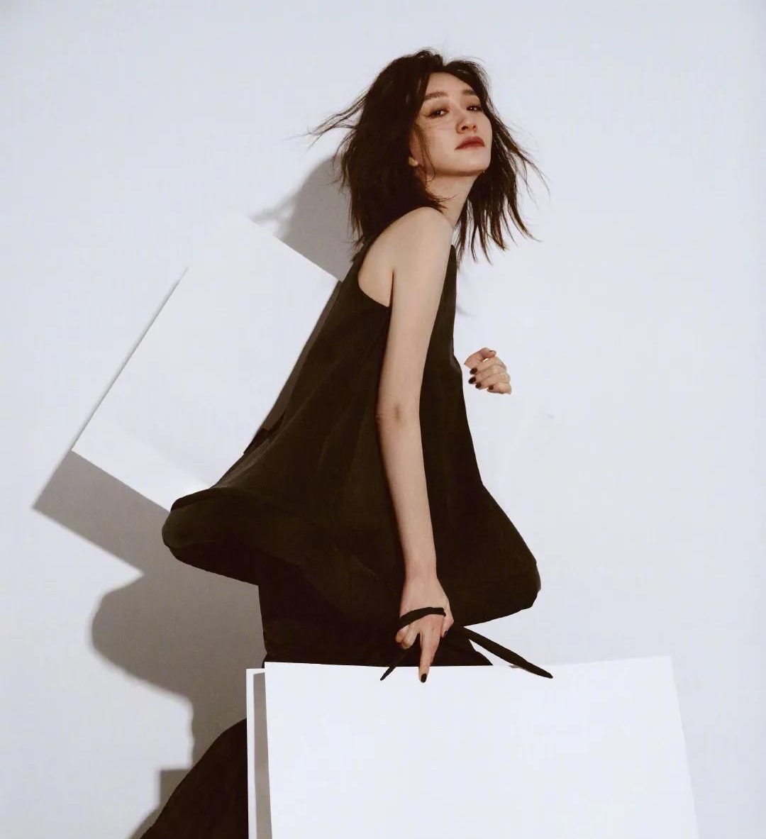 李小冉时尚写真,酷飒时髦女郎,温婉可人!__财经头条