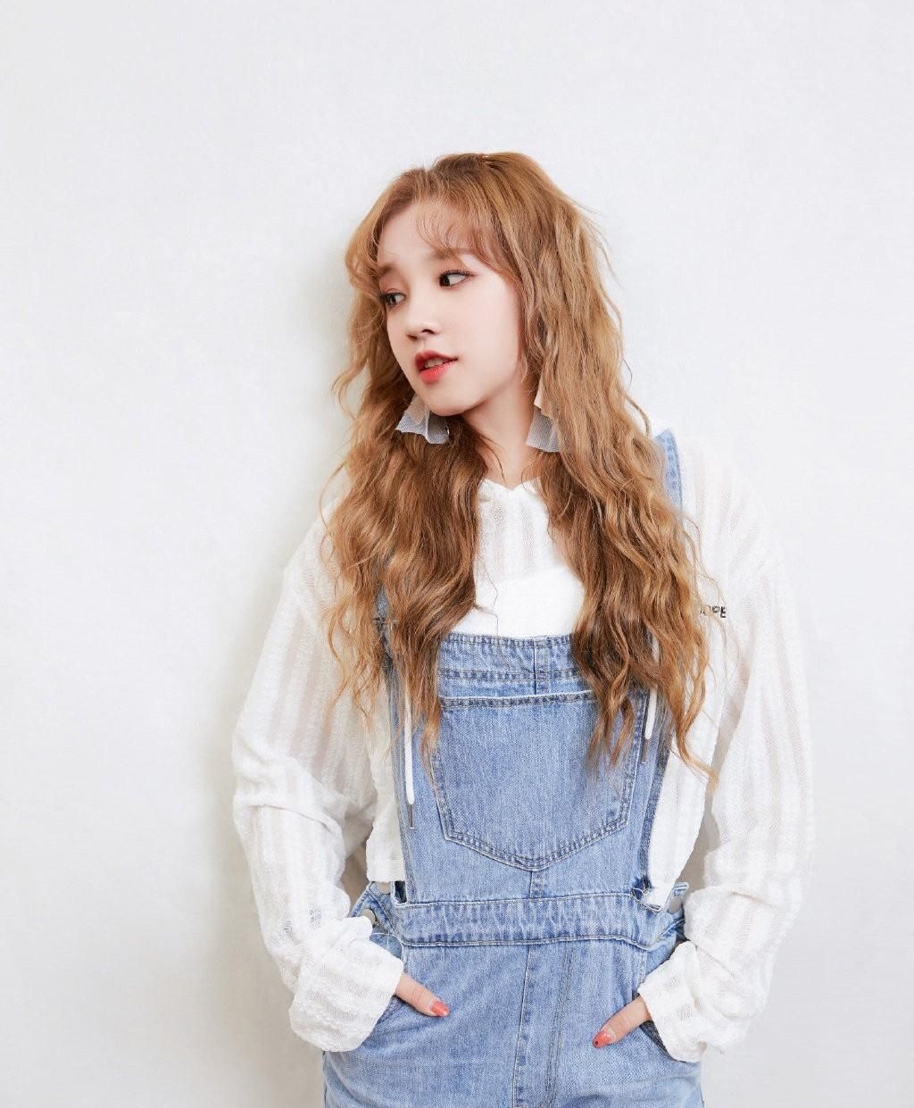 宋雨琦娇艳美照,身材窈窕,魅力可人!