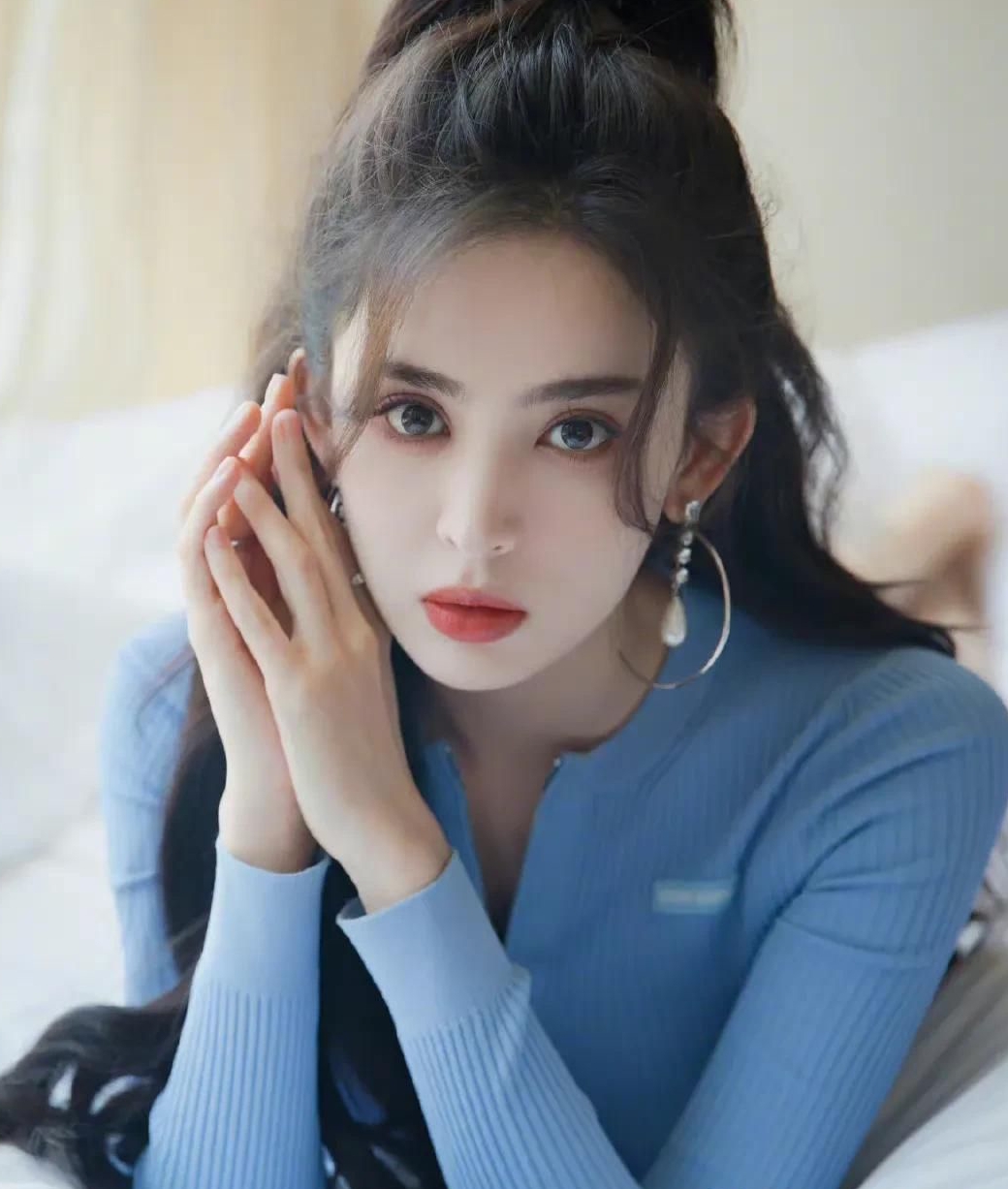 古力娜扎高马尾清新写真,清新蓝配自然白,楚楚动人!_高清图集_新浪网