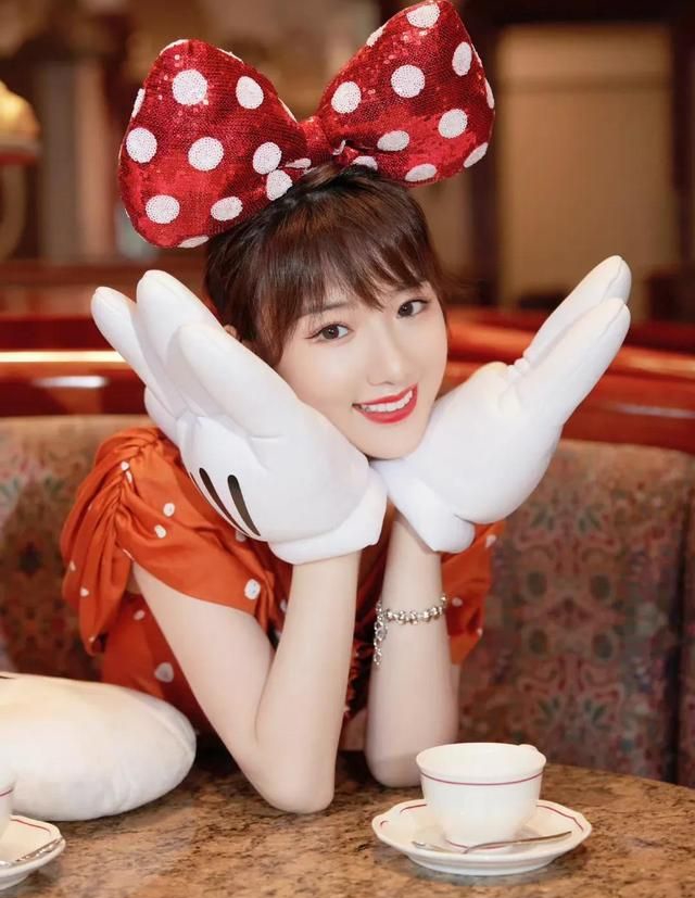 毛晓彤化身小兔子,可爱甜美!__财经头条