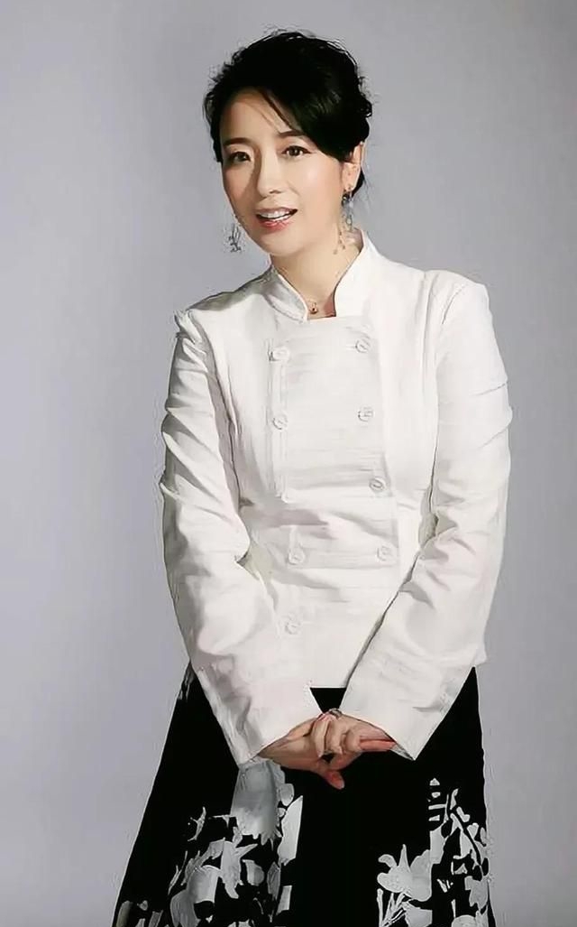 陈小艺,丰满身材,秀丽典雅!__财经头条