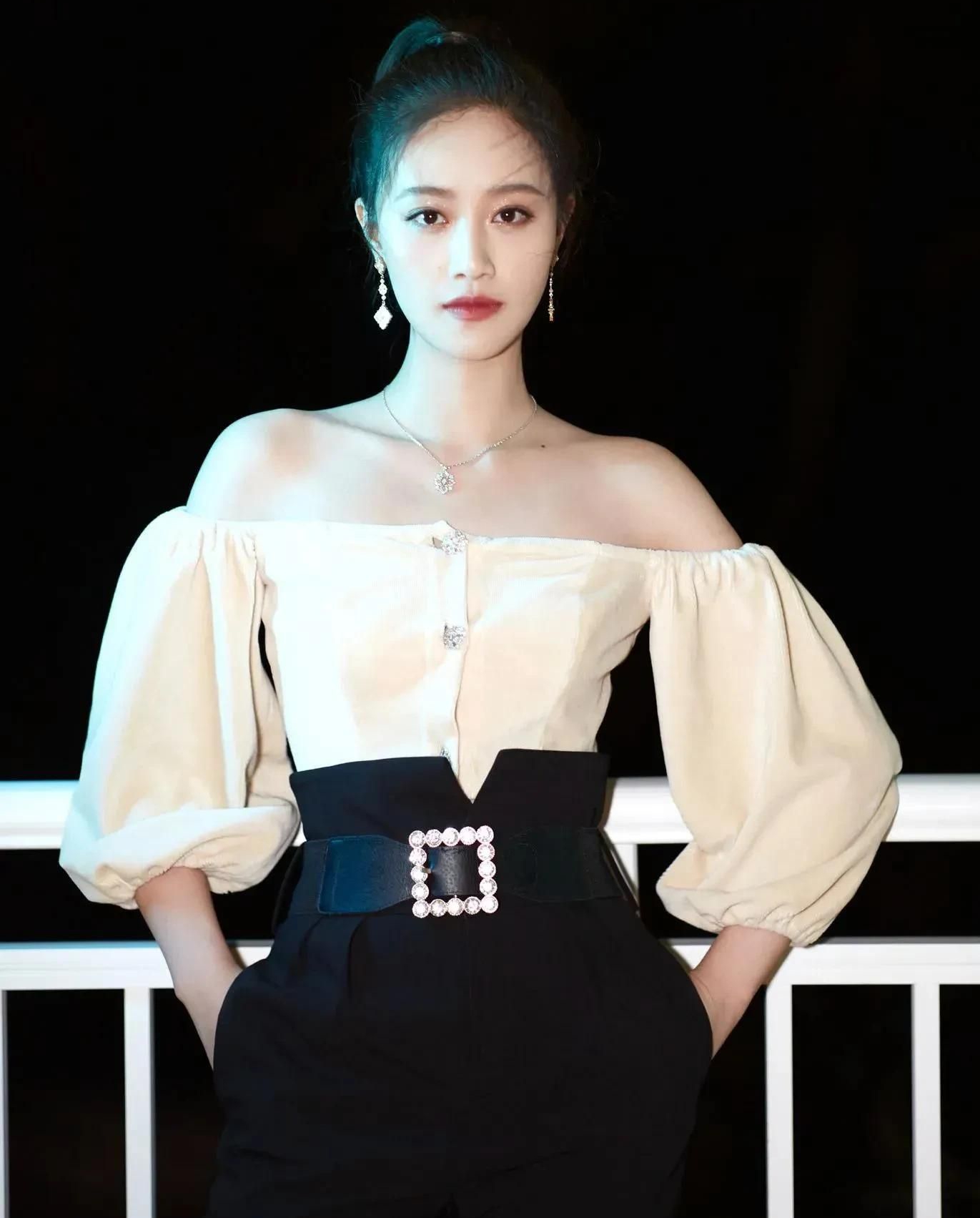 青春靓丽的蓝盈莹甜美可爱楚楚动人的写真照