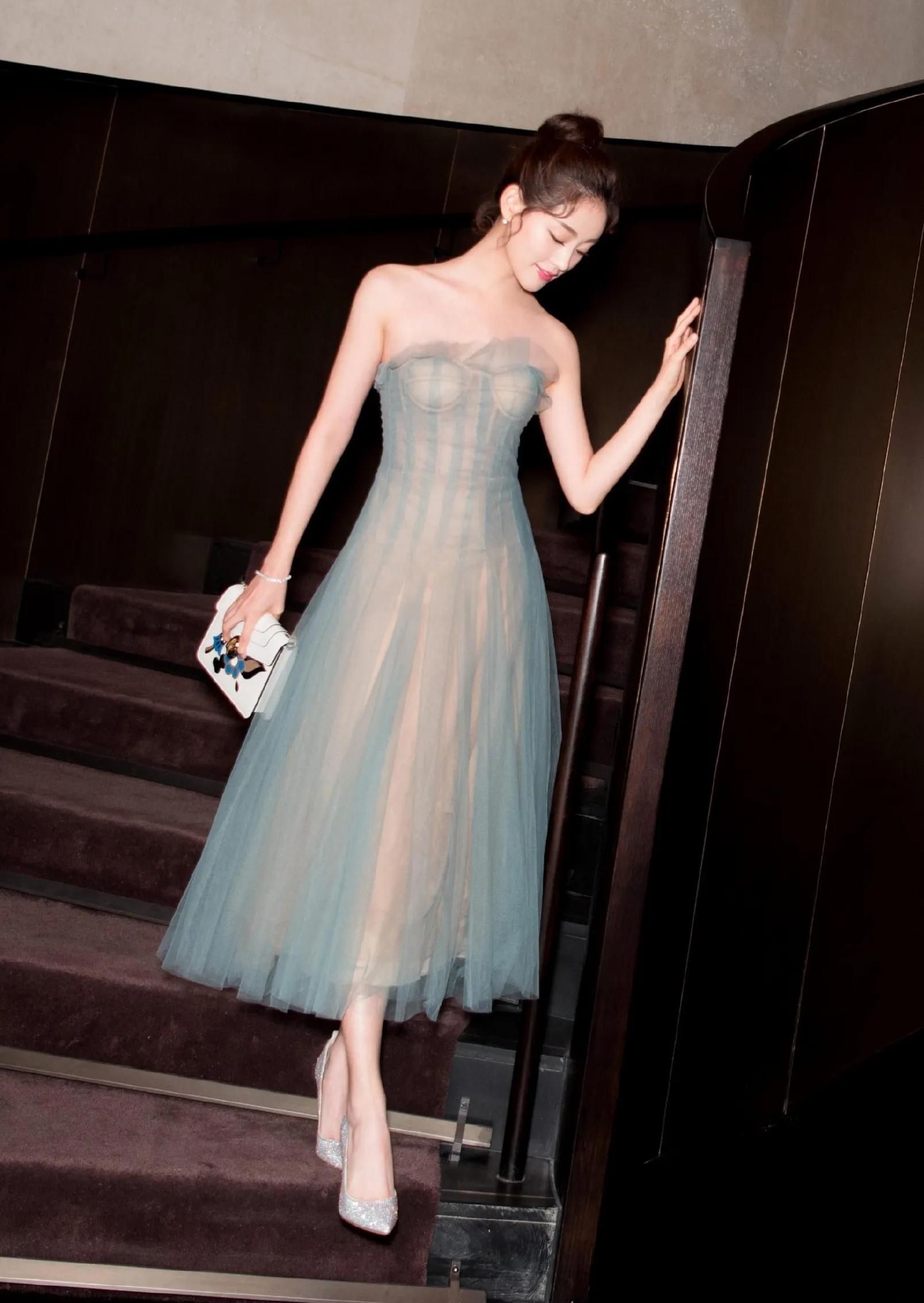 祝绪丹穿蓝色薄纱裙子时,更加妩媚多姿,楚楚动人!__财经头条