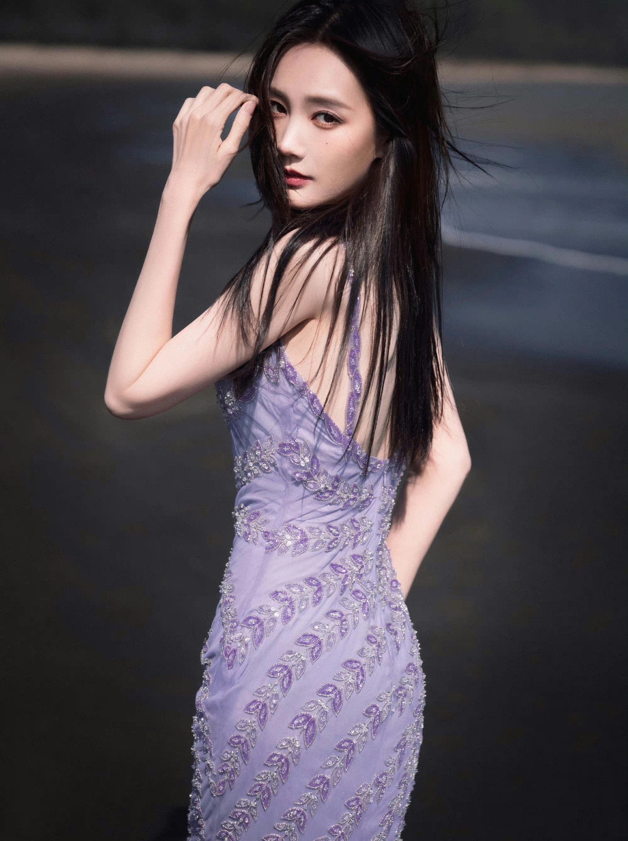 李一桐海边写真,紫色吊带露背连衣长裙,楚楚动人!__财经头条