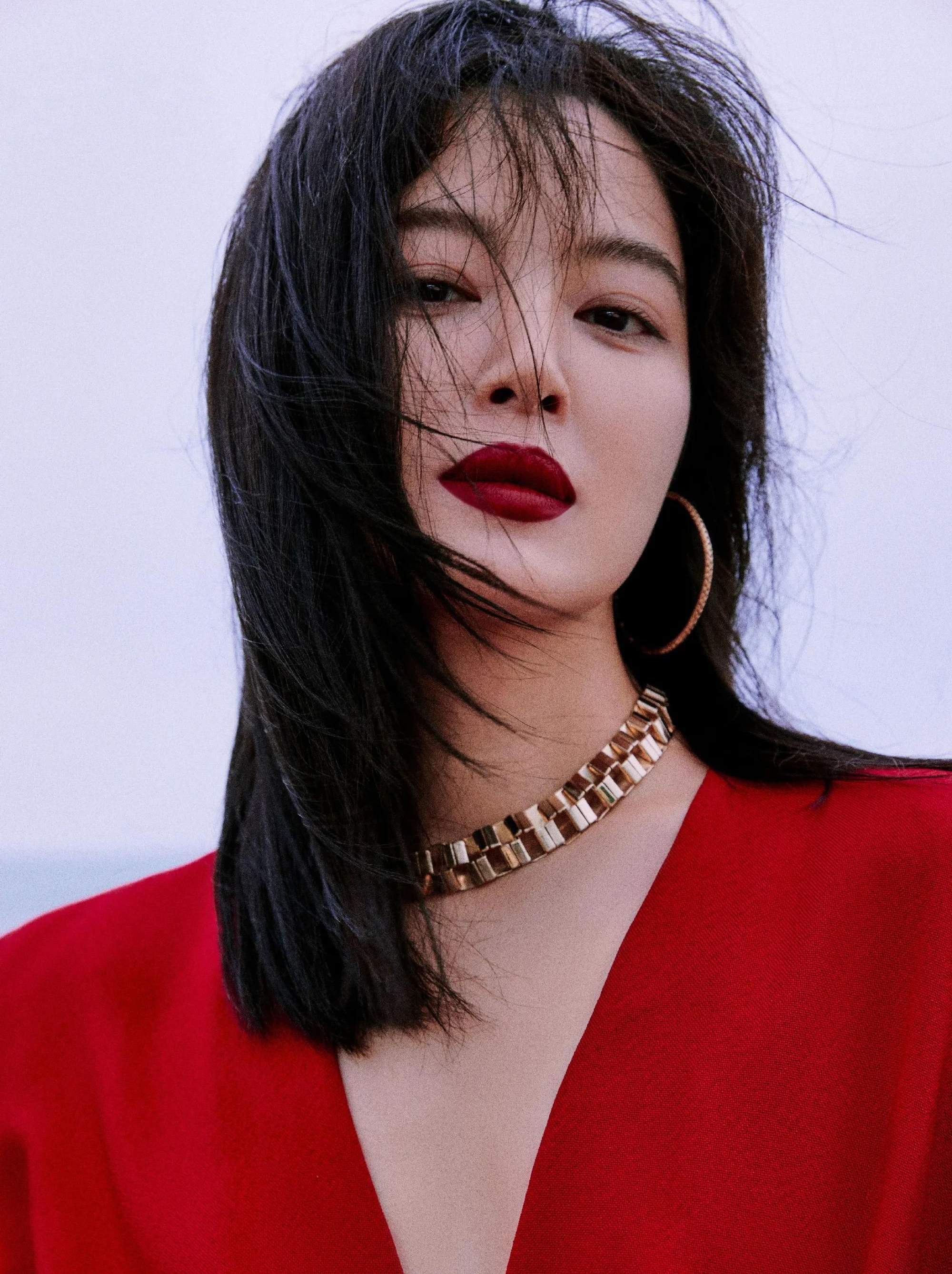 辛芷蕾红裙海边质感写真,美艳明媚,酷飒不羁!