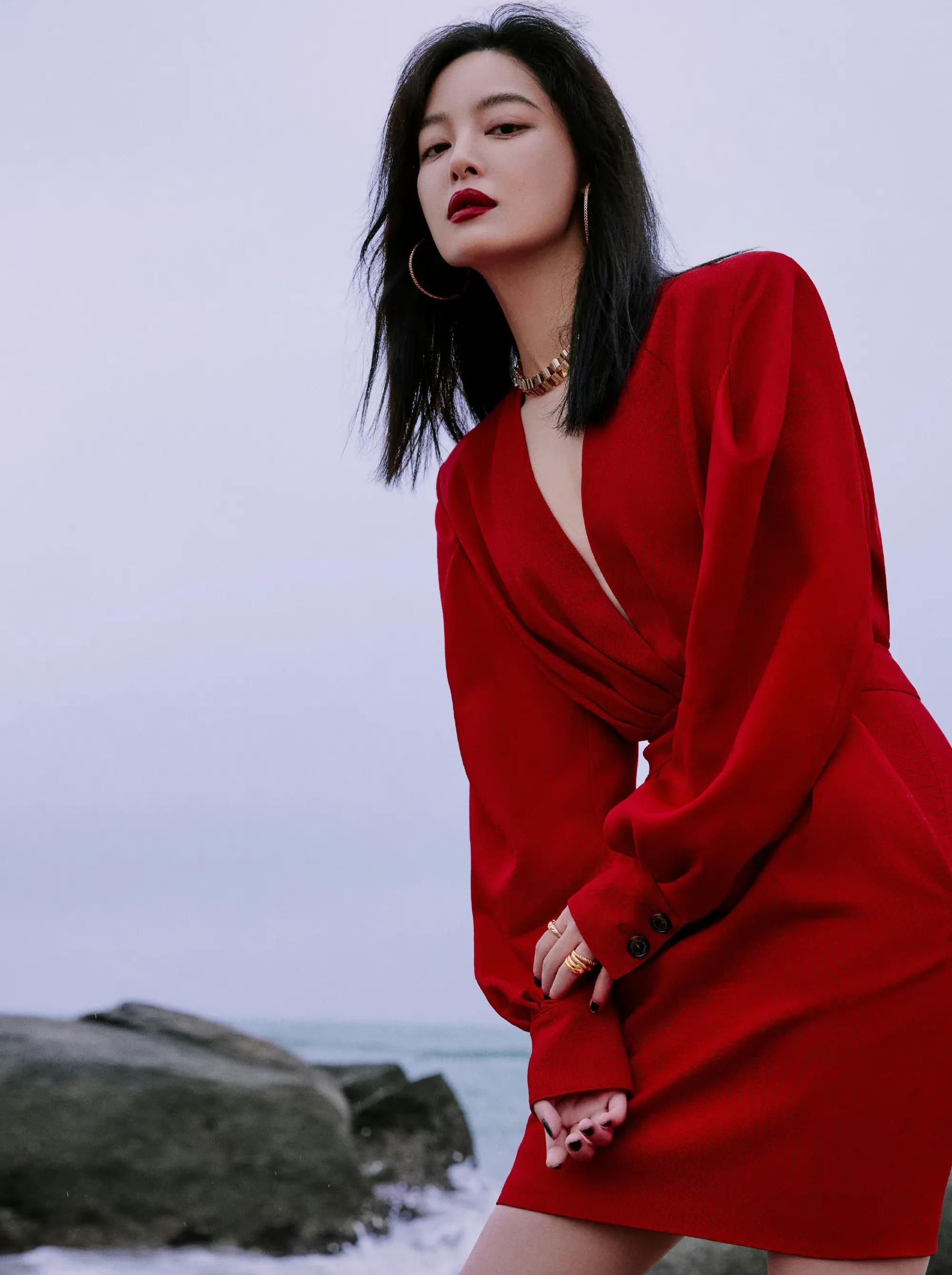 辛芷蕾红裙海边质感写真,美艳明媚,酷飒不羁!